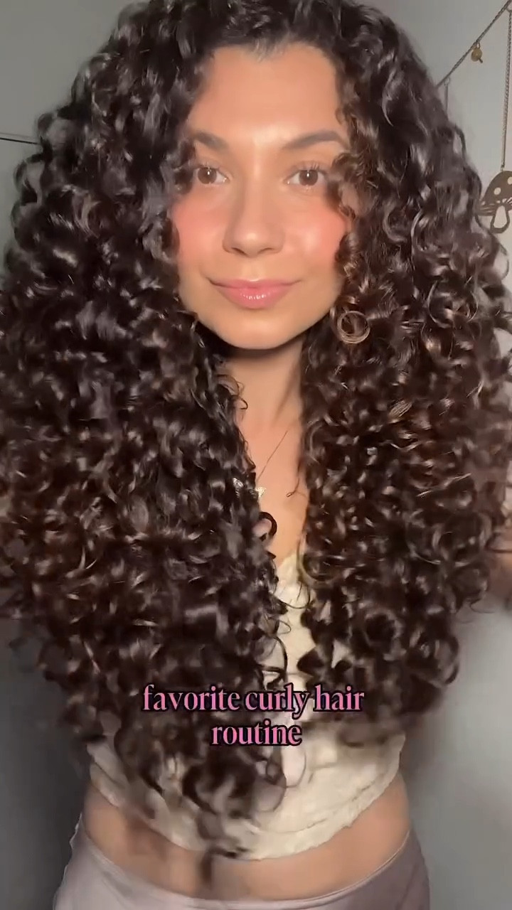 My favorite routine I always go back to ♡ 

Products → 
@curlsmith_official weightless air dry cream and hydro style flexi jelly 
@ouidad advanced climate control stronger hold gel 

#curlyhair #curls #curlyhairroutine #curlyhaircare #narrationvoiceover #curly #curlygirl