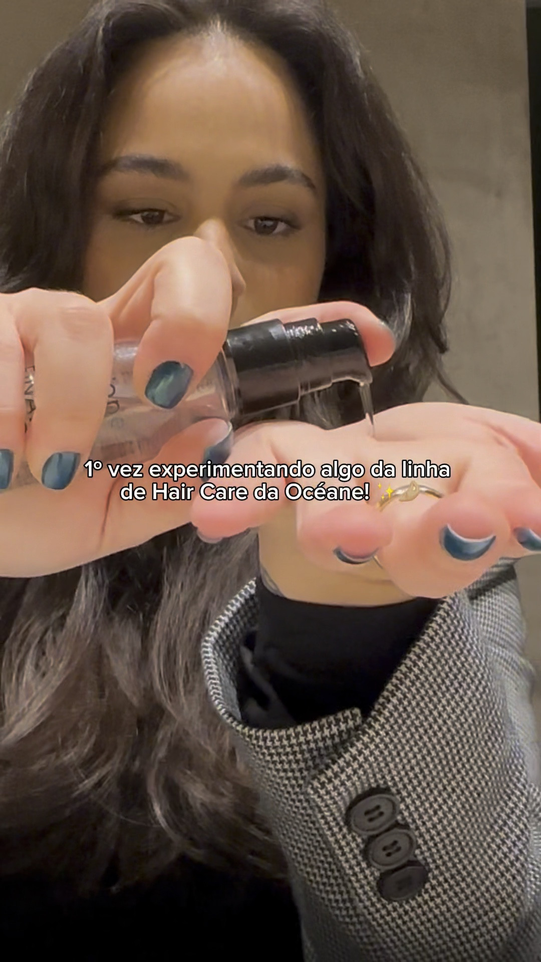 Nós mulheres obcecadas por óleo de cabelo! 🤍✨ Eu ainda não usei nada da linha de cuidados capilares da Océane, então óbvio que aproveitei para experimentar o óleo capilar deles em um evento que eu fui. 

E com certeza é um óleo que eu compraria! Minha primeira impressão com ele foi maravilhosa. Não sei se vocês conseguem perceber, mas olha a diferença do brilho e alinhamento dos meu cabelo no início e final do vídeo. 🤌🏼 

Ele é rico em aminoácidos e possui uma fórmula suave que confere luminosidade radiante, deixando os cabelos mais macios e sedosos! Fica minha indicação para vocês, o preço dele é bem competitivo com outros dos mercado, e o cheirinho é maravilhoso  Arrasam demais!!  

#LTKbrasil #LTKbeauty