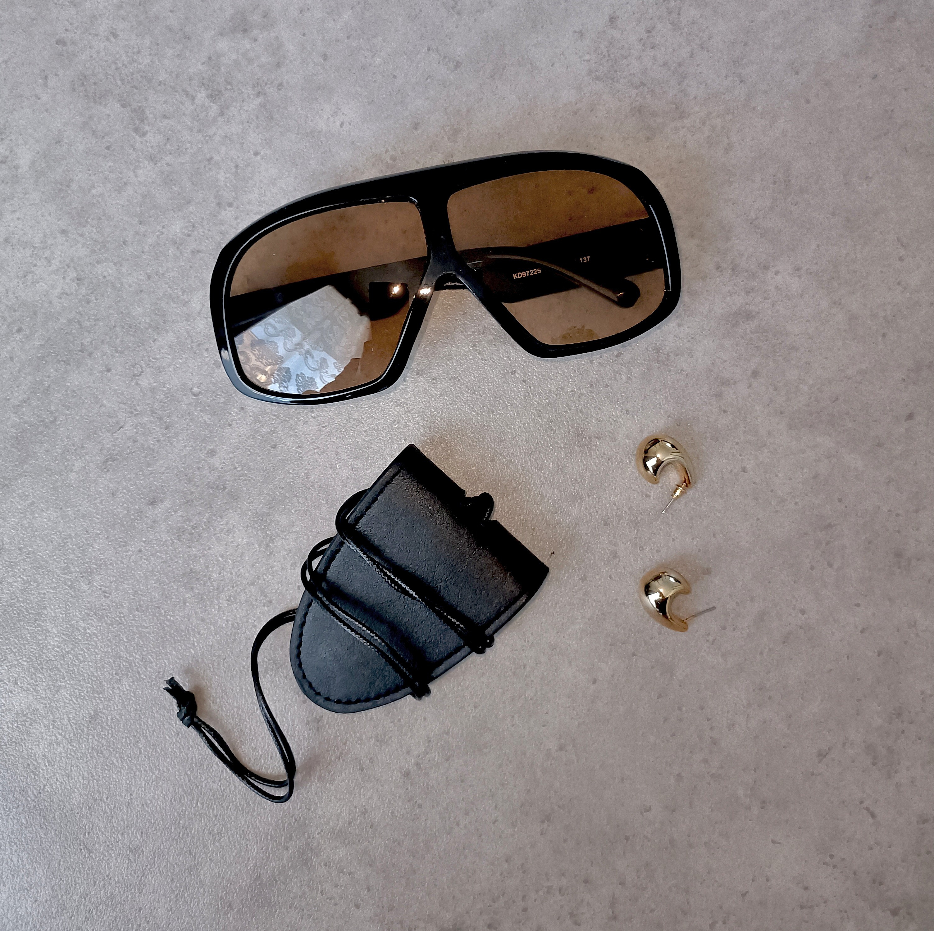 🖤 L’art du détail : des lunettes oversized ultra-tendance, un étui chic en simili cuir et la touche finale avec des boucles d’oreilles dorées ✨ #Mode #Style#FashionAccessories #ModeFemme #StyleInspo #FashionAddict #ChicStyle #TrendyAccessories #OOTDInspo #StreetStyleInspo #FashionDaily #ModeTendance #StyleVibes #LuxuryDetails #FashionInfluencer #LookDuJour

