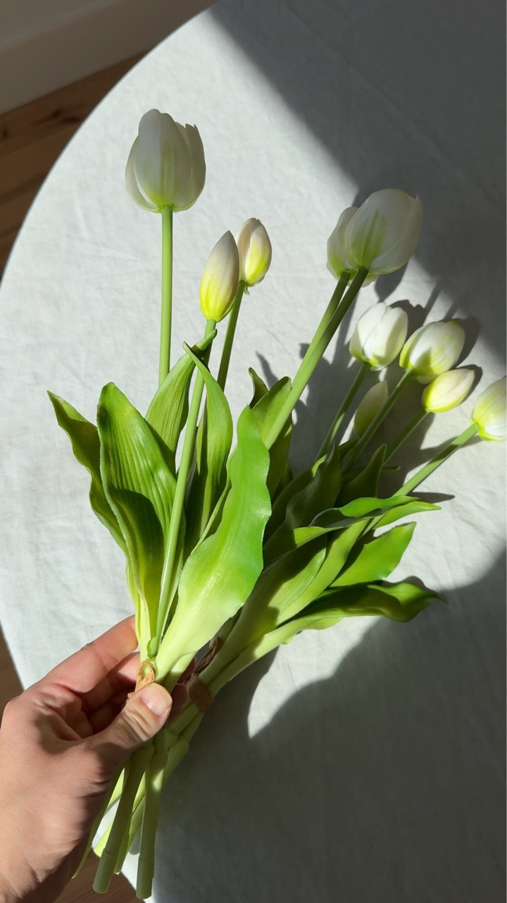 my new favorite home decor find! These are so realistic, affordable & come in so many colors. I need them all 🤍 in my LTK! #homefinds #fauxflowers #homedecor #springdecor #amazonhomefinds