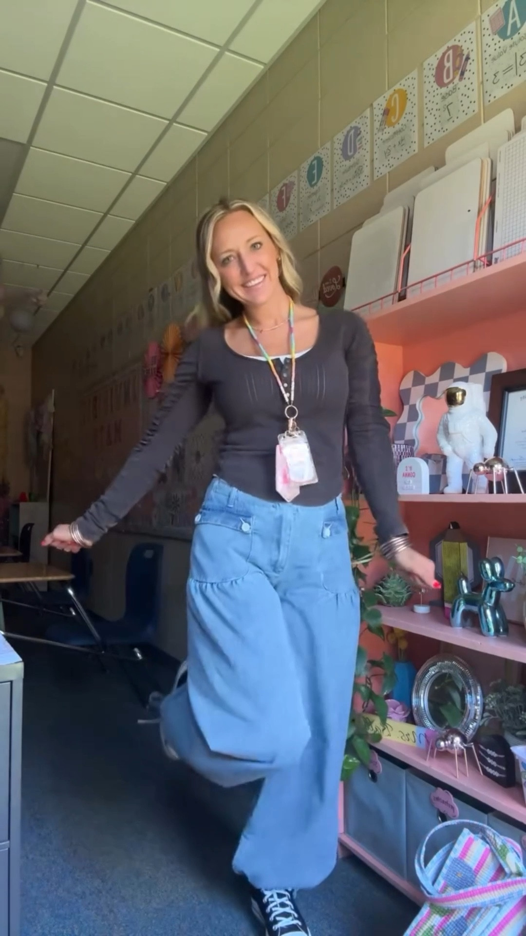 Day 3 of 30 Days of teacher outfit inspo! #teachersofinstagram #teacheroutfitideas #middleschoolteacher #coolteacheroutfits
