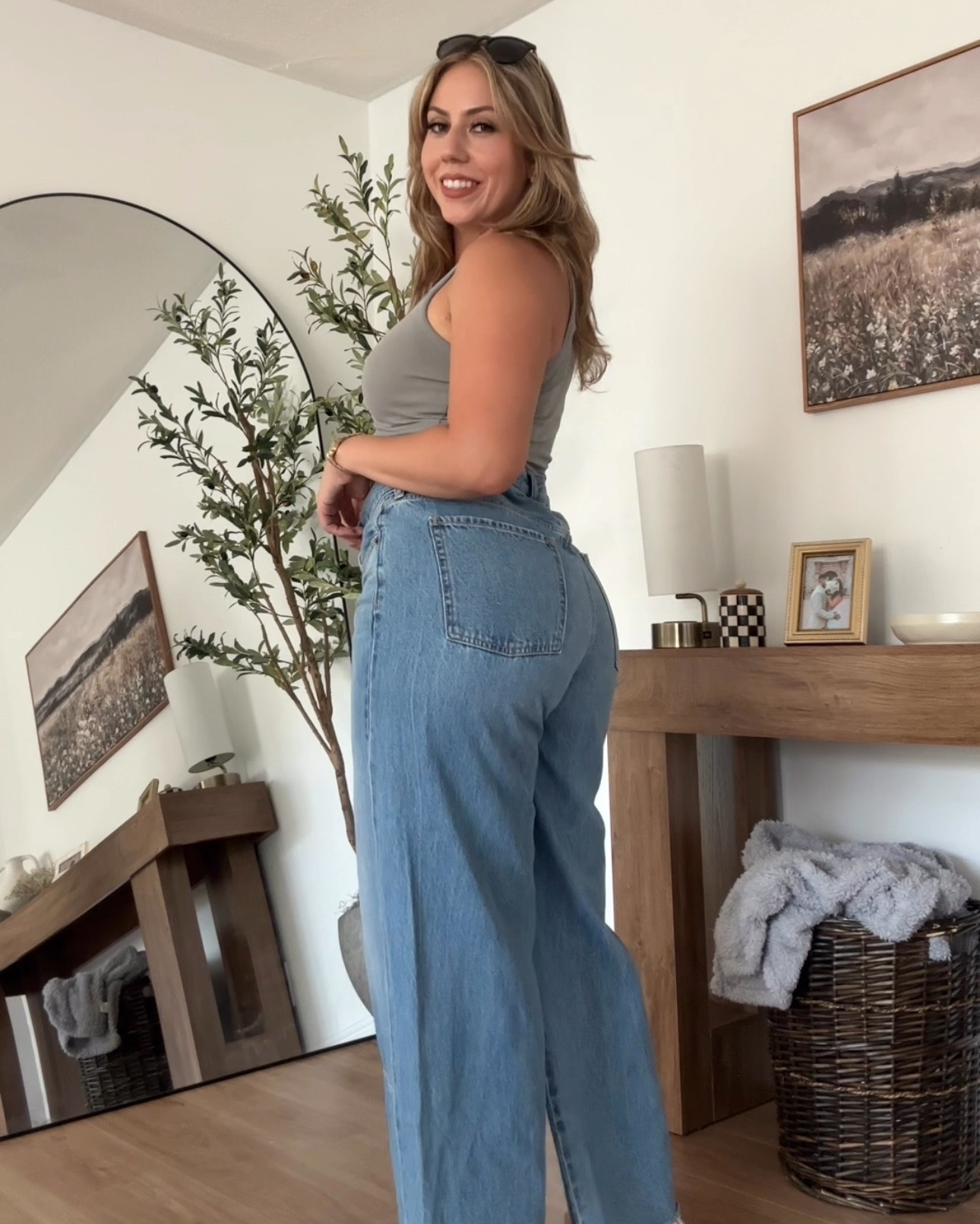 The best jeans when I want to be comfy and look like I put effort into my outfit. I love that these are fitted towards the hip area & whenever I wear outfits that are wider on the bottom, I like the wear a fitted top.
.
.
#baggyjeans #widejeans #womenstyle #ootd #midsize #midsizefashion #ootdinspo #oldnavy #oldnavyjeans 

#LTKStyleTip #LTKFindsUnder50 #LTKMidsize