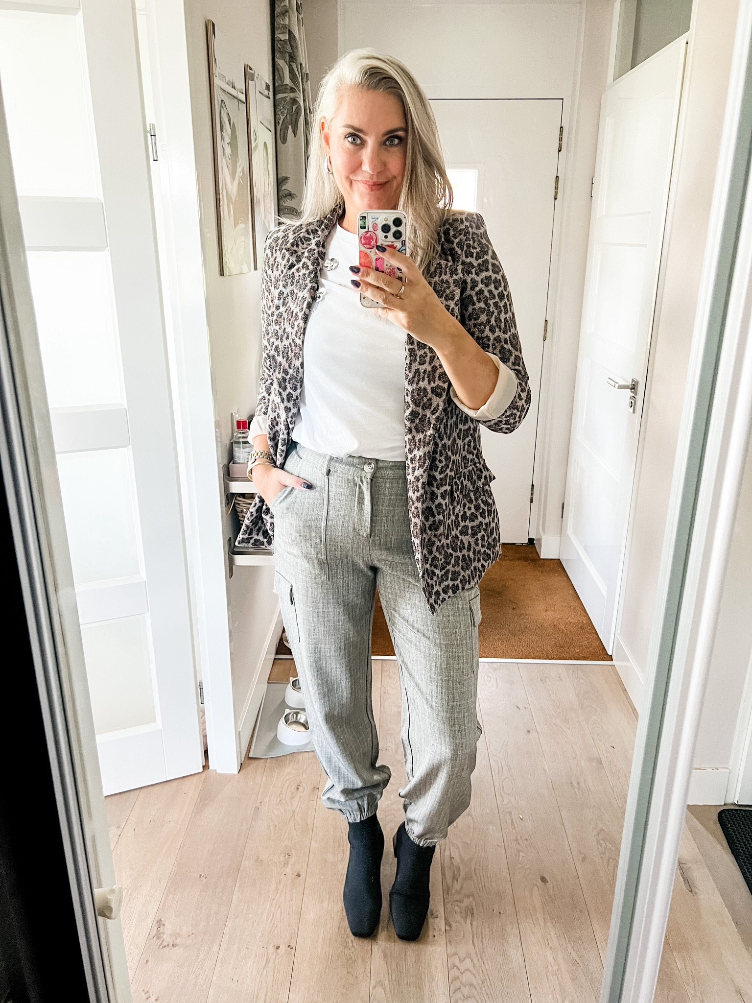 Ootd - Saturday. White t-shirt with silver flowers (Zara), leopard print glitter blazer (secondhand), cargo style dress pants (Gmaxx L), Vivaia stretch boots with triangular shaped heel. 



#LTKeurope #LTKnederlands #LTKautumn