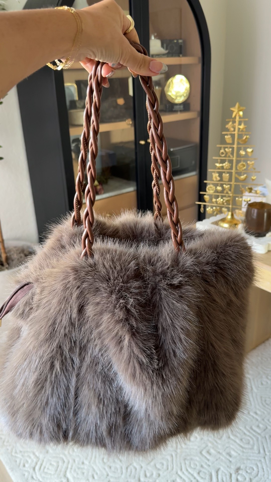 My new Amazon bag is everything!! I’m taking it with me to Sedona! It also has a chain strap for crossbody 

Amazon finds
Faux fur bag 


#LTKTravel #LTKGiftGuide #LTKFindsUnder50