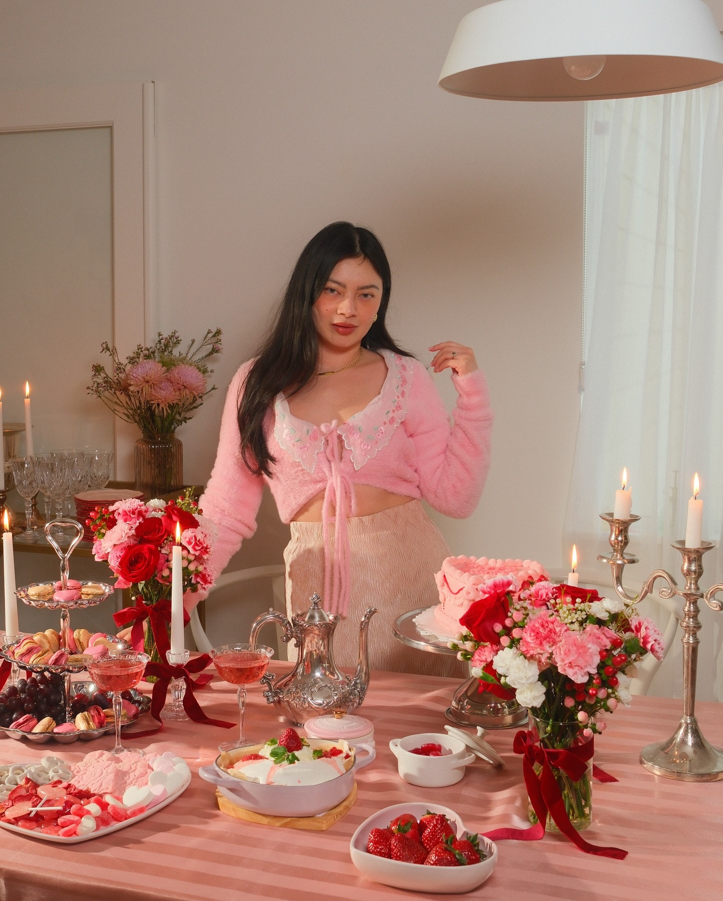 A moment for the tablescape 🎀💕 from your favorite dinner party hostess for Le Creuset 


#valentinesday #galentinesday #valentines #LeCreuset #tablescape #dinnerparty #vintagecake #pinterestaesthetic #pavlova