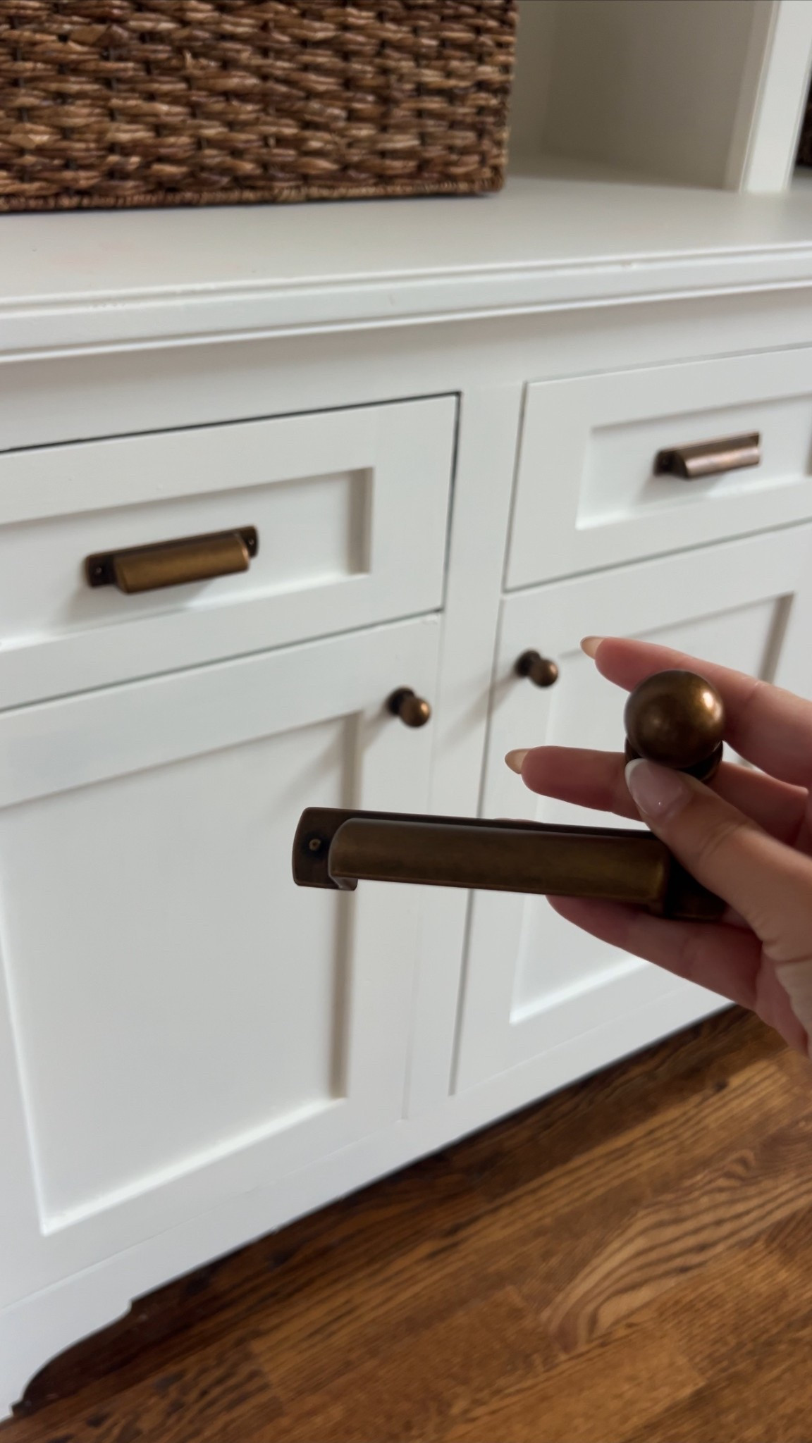 Added antique brass pulls to the built in shelves in our living room, and absolutely love the quality of these from Amazon — will also be adding these in my kitchen 🫶🏼

Home decor, hardware, Amazon home, Amazon finds, book shelves

#LTKHome #LTKStyleTip #LTKFindsUnder50