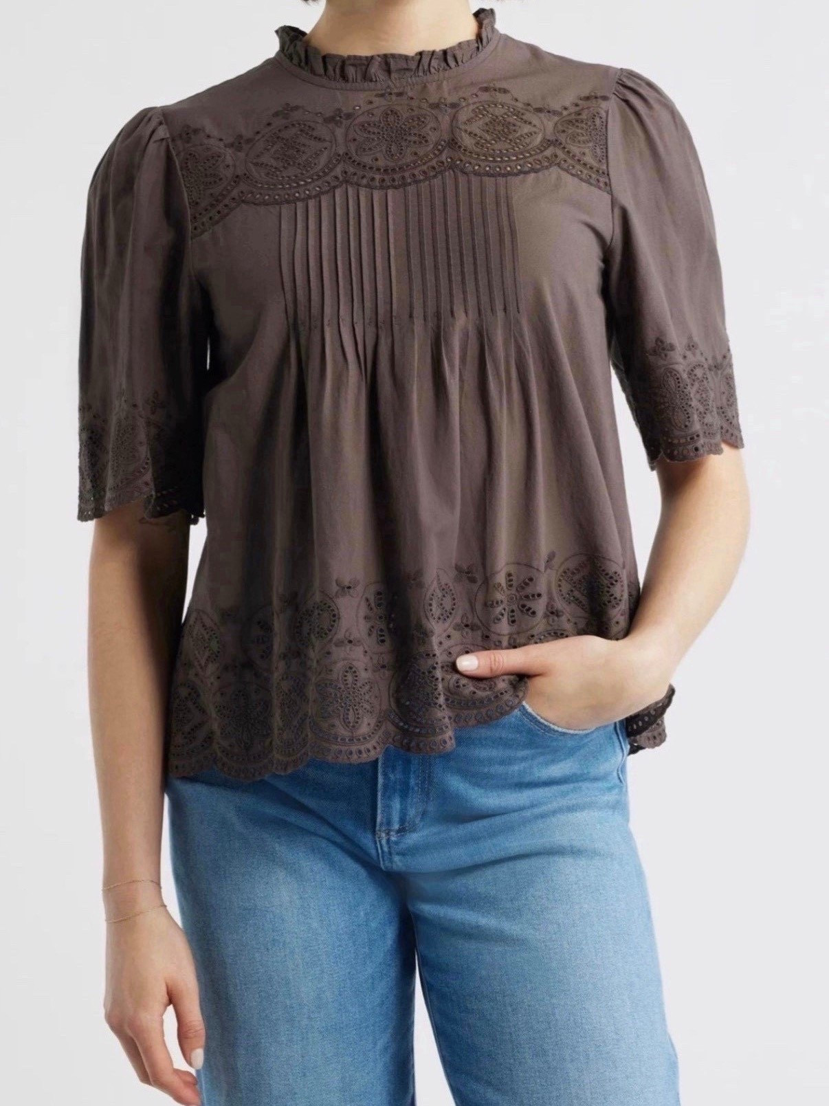 Styling white jeans 
Spring outfit 
Vacation outfit 
Brown sandals
Tortoise shell glasses 

#LTKSeasonal #LTKdayinmylife