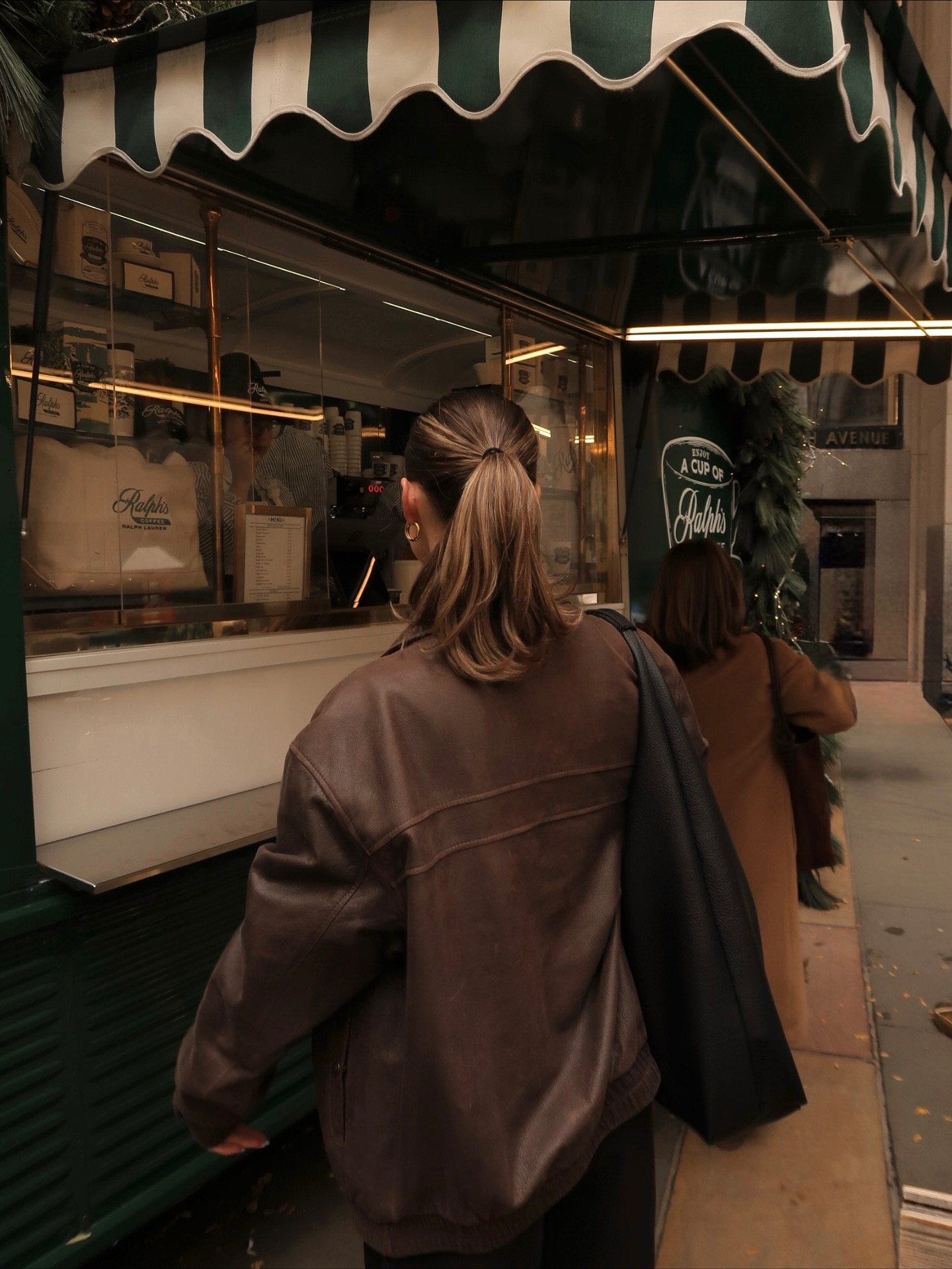 in my fav city 🚕🍎 
•
#newyorkcity #nycoutfit #styleinspo #christmasinnewyork #ootd #fallinnewyork