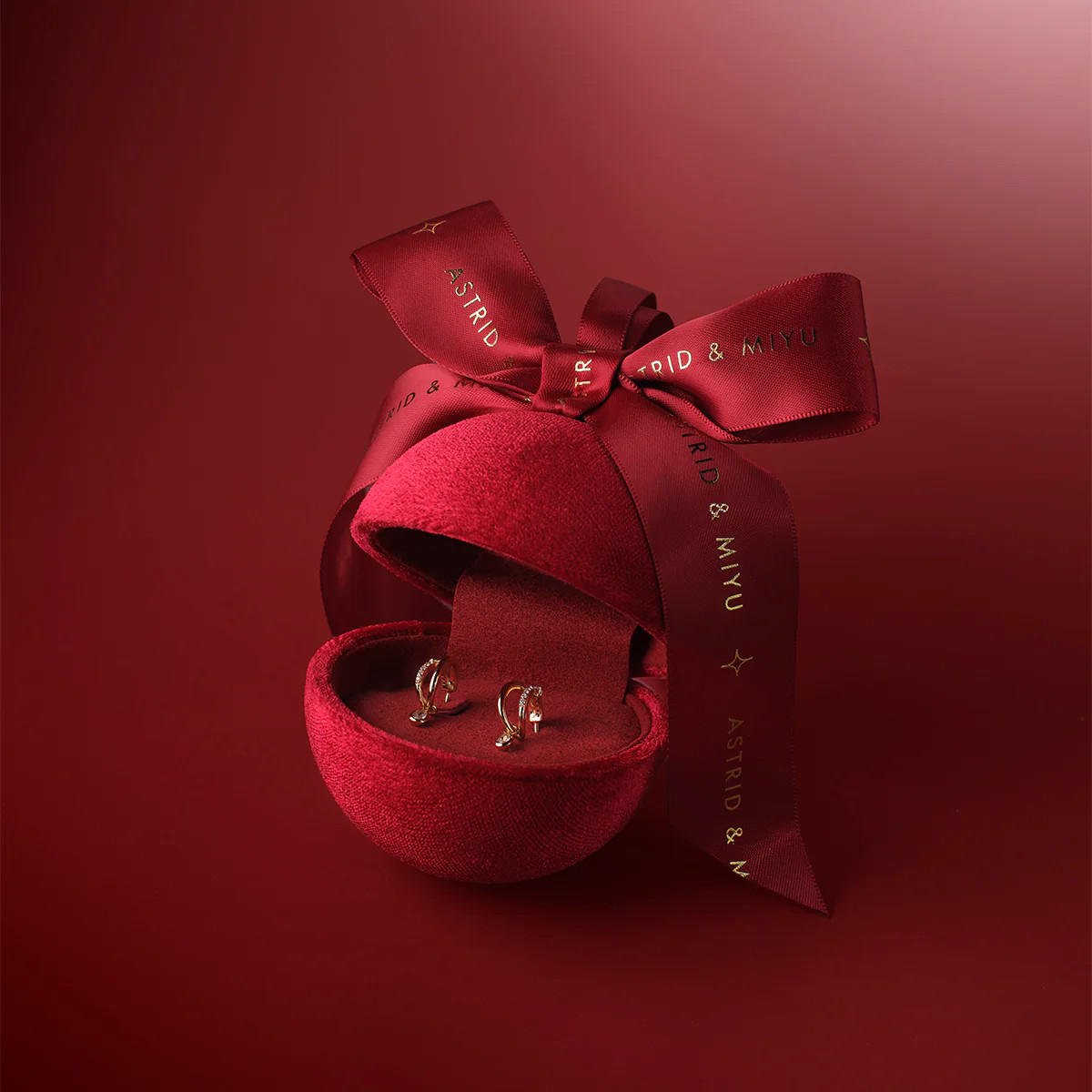 Illusion Huggies Ornament Bauble in Gold | Astrid & Miyu UK