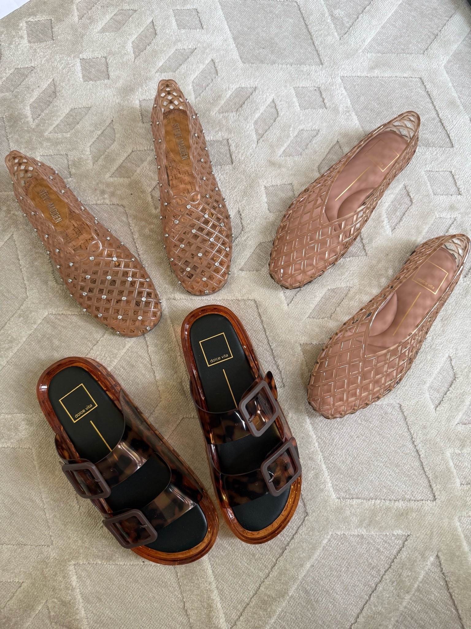 Linking my jelly flats and sandals here! The DV flats are sooo cushiony and comfy!
#jellyshoes #dolcevita #sandals

#LTKSeasonal