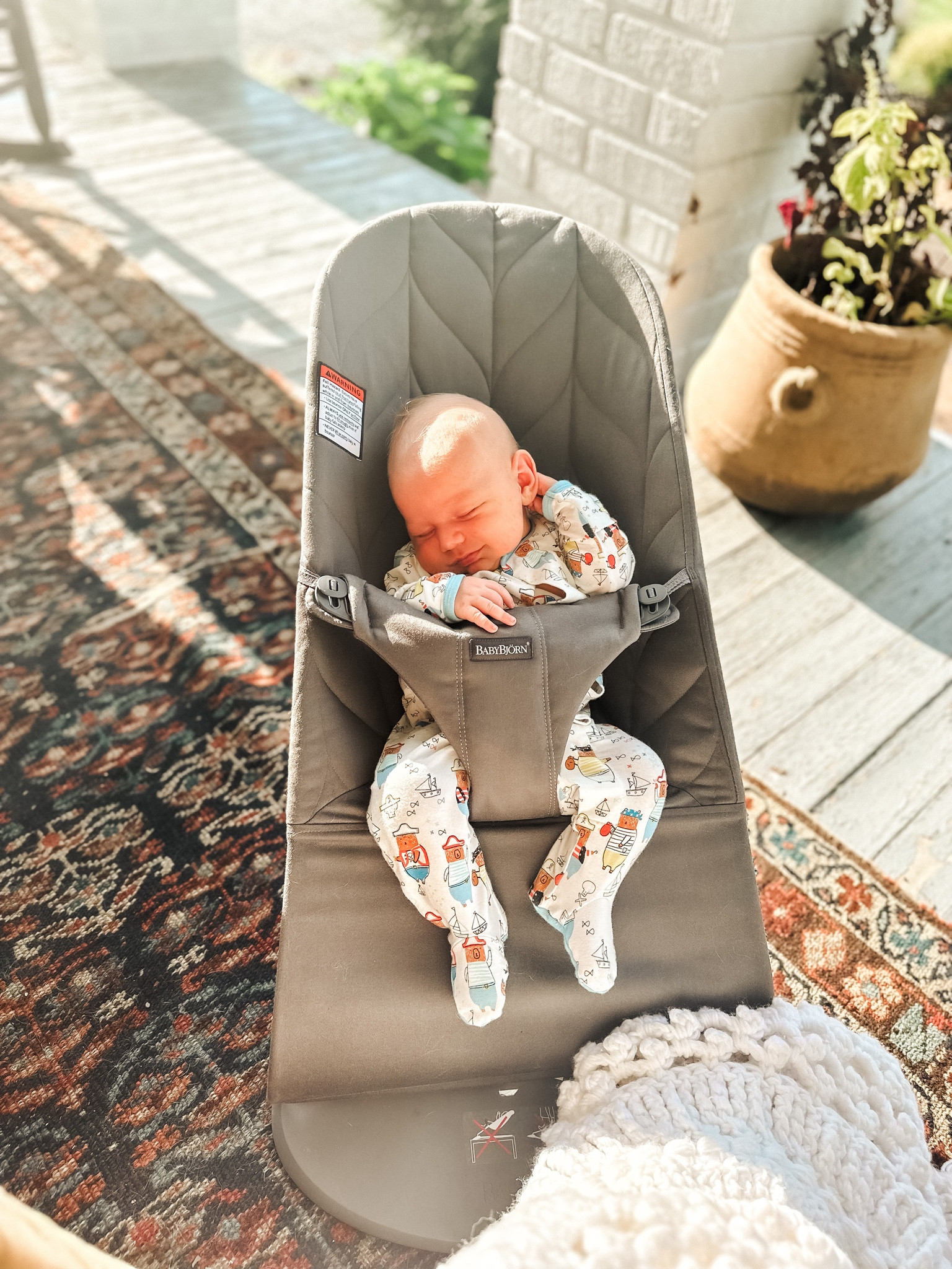 the baby bjorn bouncer is perfect for porch sitting #babybjorn