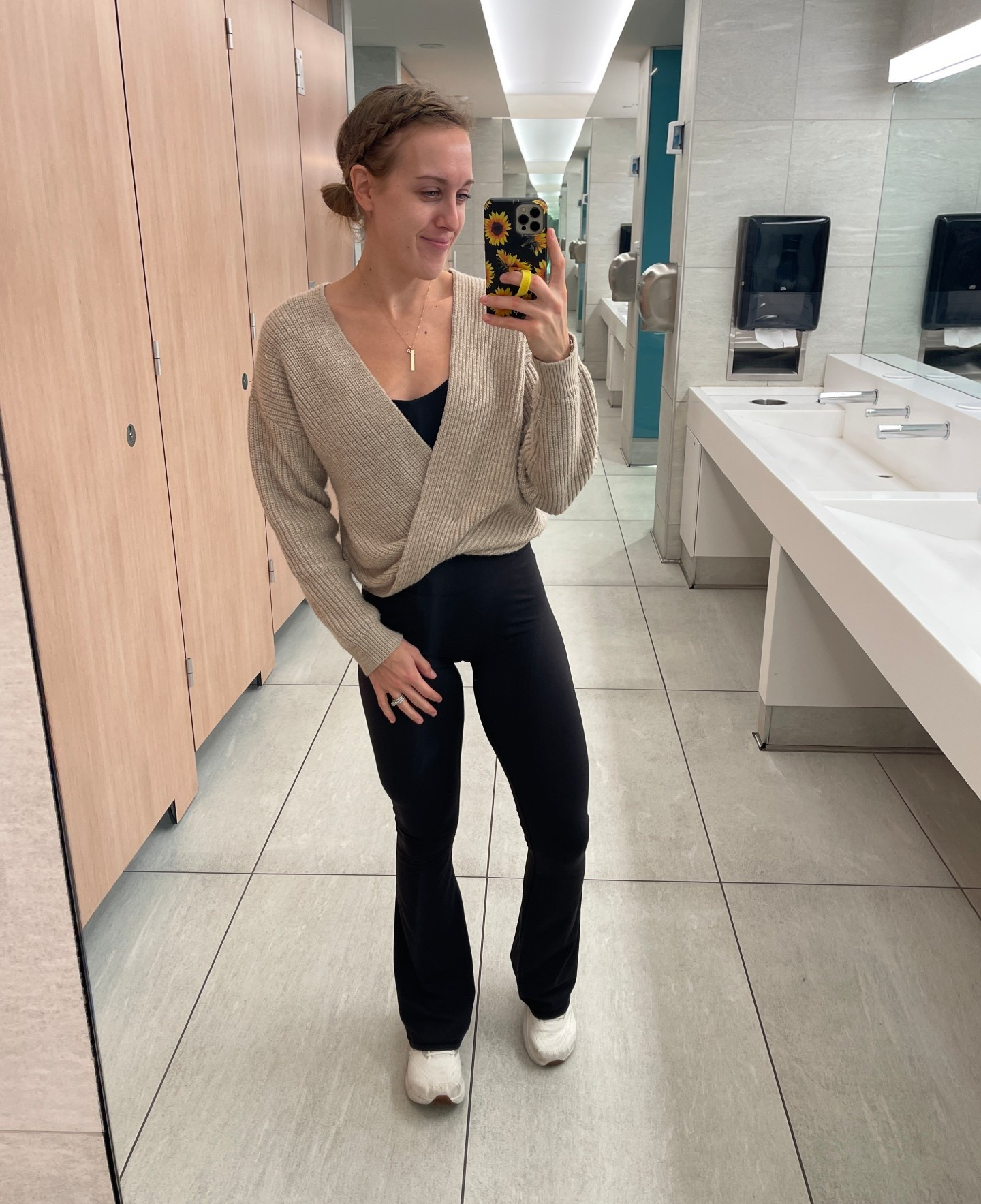 Travel fit that looks cute and is super comfy!!🤩 sweater is sold out but linking some similar options that would work!

Lounge wear, travel outfit, nursing outfit, mom outfit, everyday winter outfit

#LTKmomlife #LTKHoliday #LTKTravel