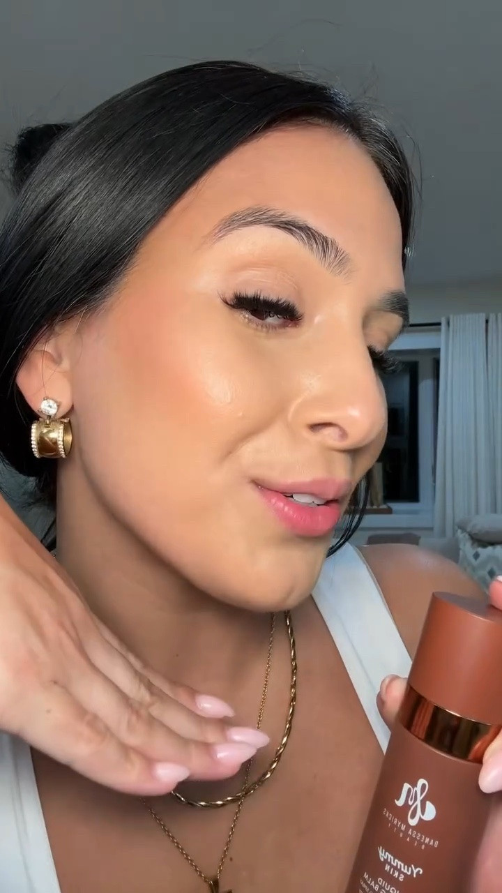 For my matte girlies !!! The @DanessaMyricksBeauty liquid blurring balm spray is a game changer for your makeup routine ✨ #liquidblurringbalmspray #danessamyricks #makeuptutorial #settingspray
