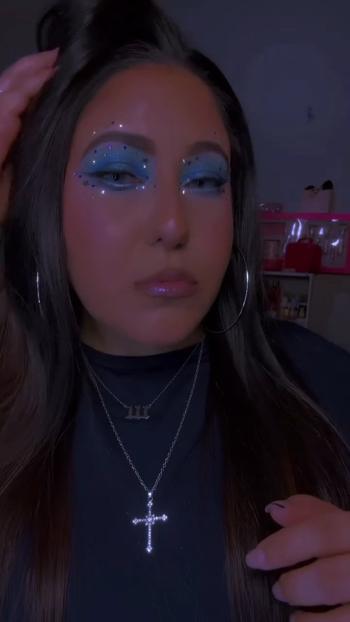 I just could help myself. I had to try this euphoria makeup trend again! Every other time I’ve done it I wasn’t happy with my results...😭

This time I fear I ATEEEEE›💫✨💙

#euphoria #euphoriamakeup #makeuptransition #trending #euphoriatrend