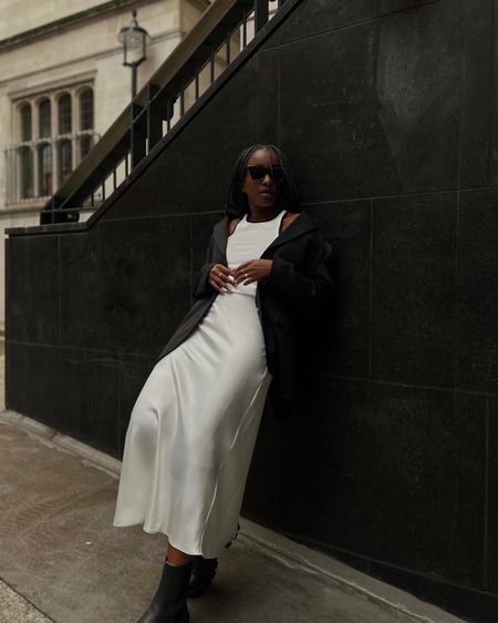 Styling a all white outfits with an oversized blazer and chunky boots for an easy everyday look #oversizedblazer #chunkyboots #springoutfits #transitionaloutfits #minimaloutfits #

#LTKeurope #LTKSeasonal #LTKstyletip