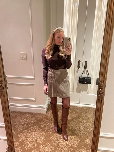 Day 2 outfit of the day in NYC. Shopping in NYC and channeling my inner gossip girl. Wearing a small in the chocolate turtleneck and a 6 in the pleated mini skirt with chocolate tights and knee high boots 

NYC outfits // girly winter outfit 