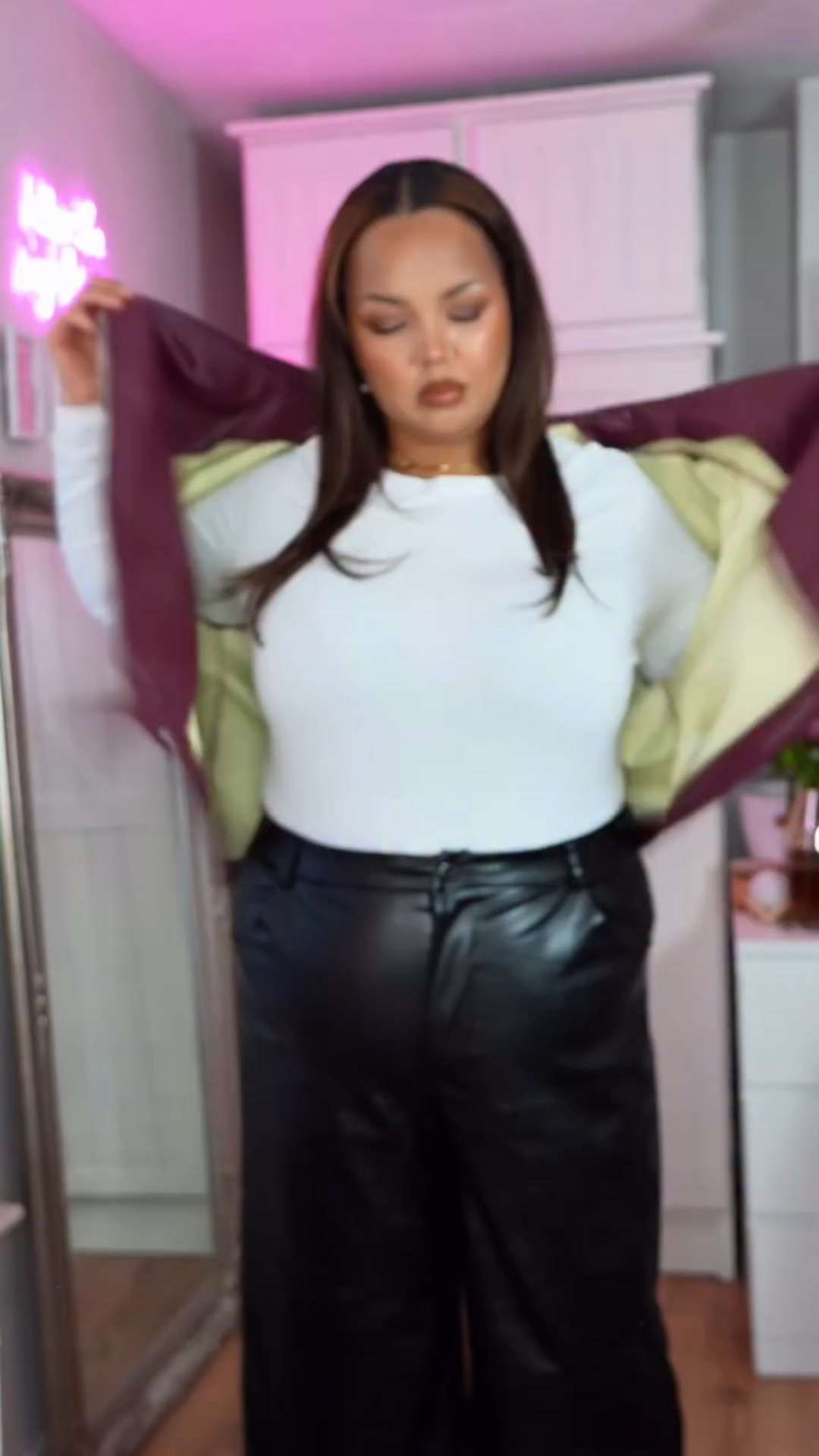 a little bit of burgundy, a little bit of faux leather.. sounds a little bit like a SHEIN autumn haul 👀 

can we agree burgundy is the colour of the season yet again? 😮‍💨 

i’ve been living in these faux leather pieces from SHEIN lately and this haul is full of the staples i reach for on repeat 🍂🖤 

the vest and trousers are giving such a clean look, the jacket’s got that cropped fit i love, and the brown shacket is such an easy throw-on. also, i’m fully converted to neutral socks now and the heart tights are too cute not to mention 🤎🖤

💰 use ‘25PSCjanetosayande319’ to save at SHEIN x
🔎 search V8ZGG for my trendiest picks on SHEIN 🔥 
🛍️ follow stores Auralis, SHEIN MOD CURVE, Elaquor CURVE, Dazy CURVE, Quick FashionHub, yunwang + JUN YE to shop more trendy pieces ✌🏽 



#LTKautumn #LTKplussize #LTKcurves