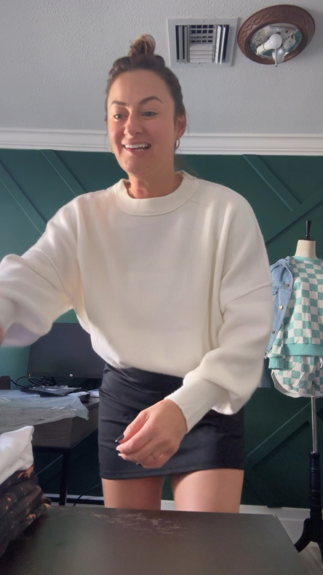 The most comfortable SKORT ever !! I’m buying it in every color!
And oversized sweater is amazing quality! 
Size medium in both

5’3
138 lbs
Size 6/8 jeans
Size medium tops

#amazonfind #amazonfashion #fall 