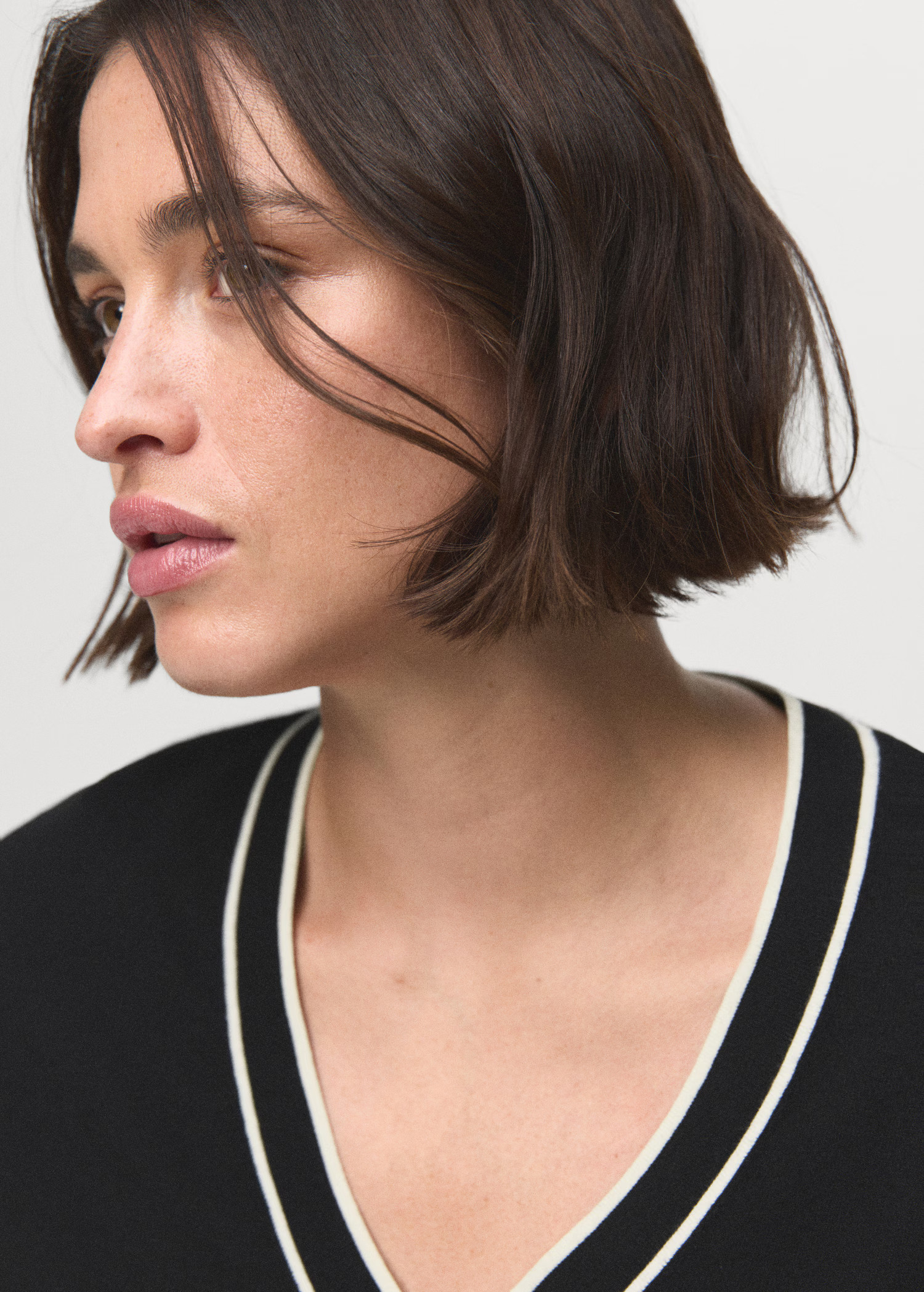 Pullover mit kontrastierendem V-Ausschnitt - Damen | MANGO Deutschland | Mango EU