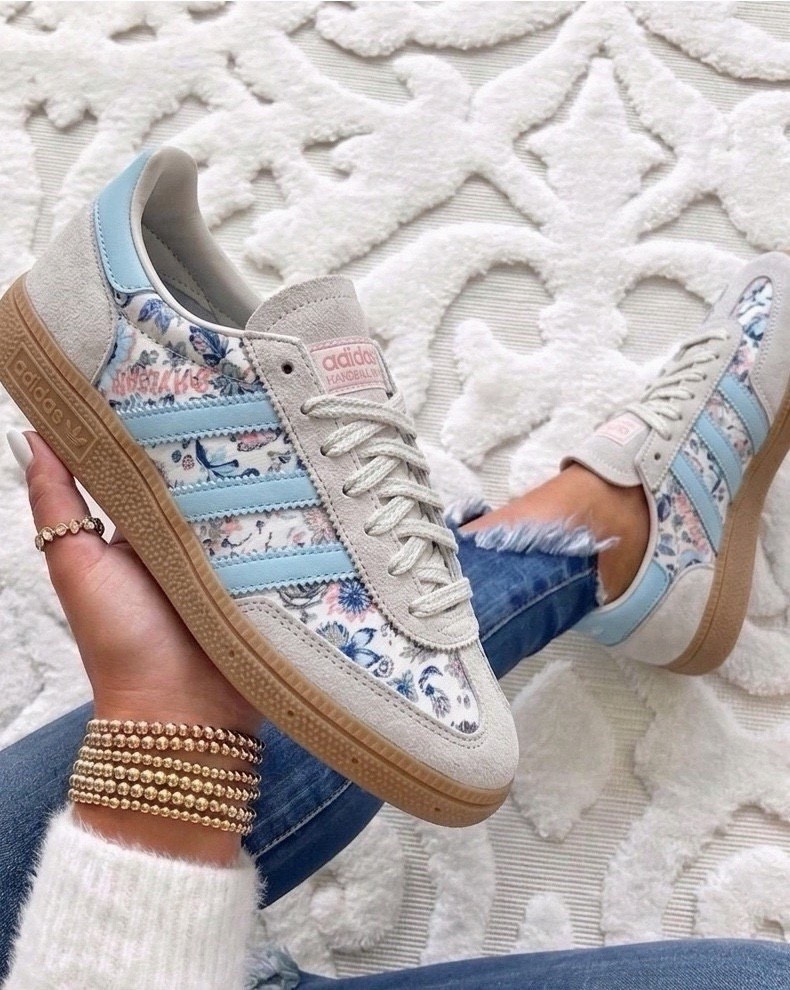 Kids adidas sneakers. Check the second frame how to convert your adult size into kids size!

