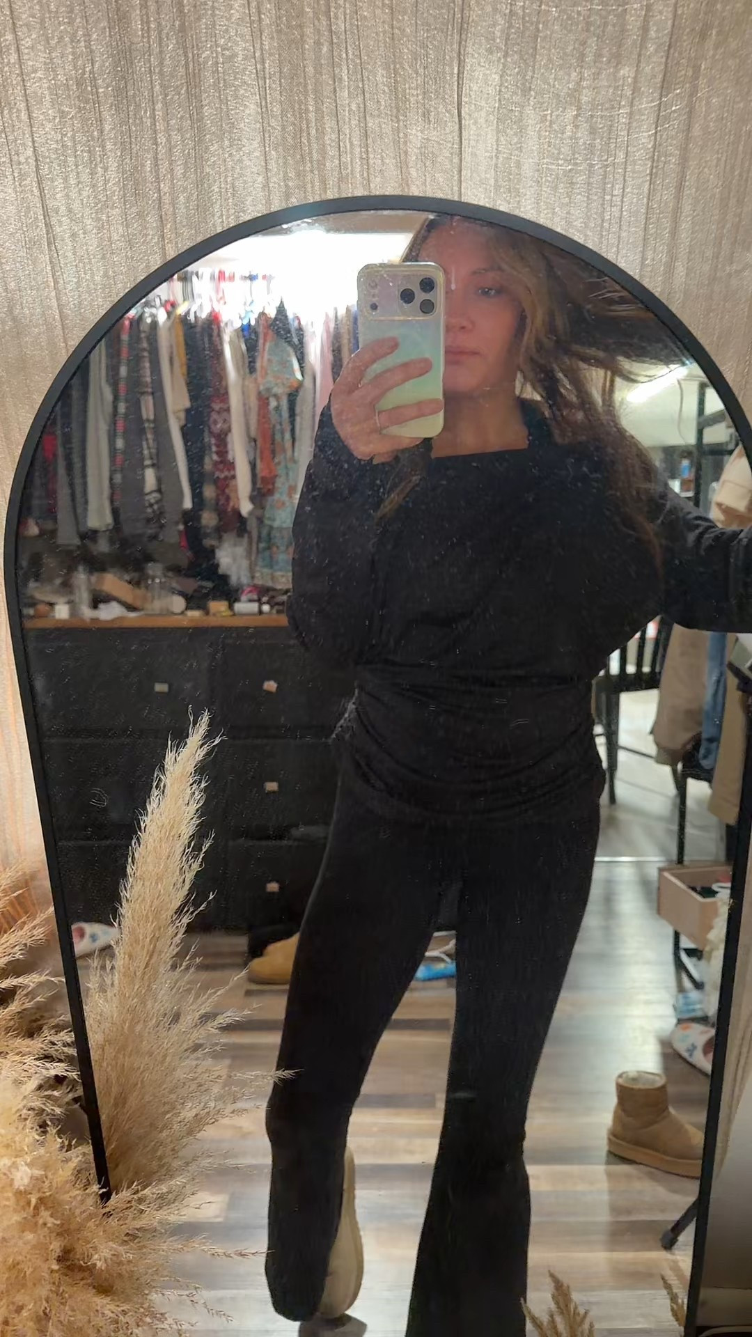 This Halara off-the-shoulder top is one of the most flattering everyday pieces I own 🤍
Soft, stretchy, and cinched in at the waist without feeling tight.

✔️ Longer length (perfect with leggings)
✔️ Thumb hole detail
✔️ Can be worn on one shoulder or both (I sized up for that look)
✔️ Under $30

Such an easy grab-and-go top for moms who still want to feel cute and comfortable.
Linked here — and yes… I’m definitely ordering more colors 🖤