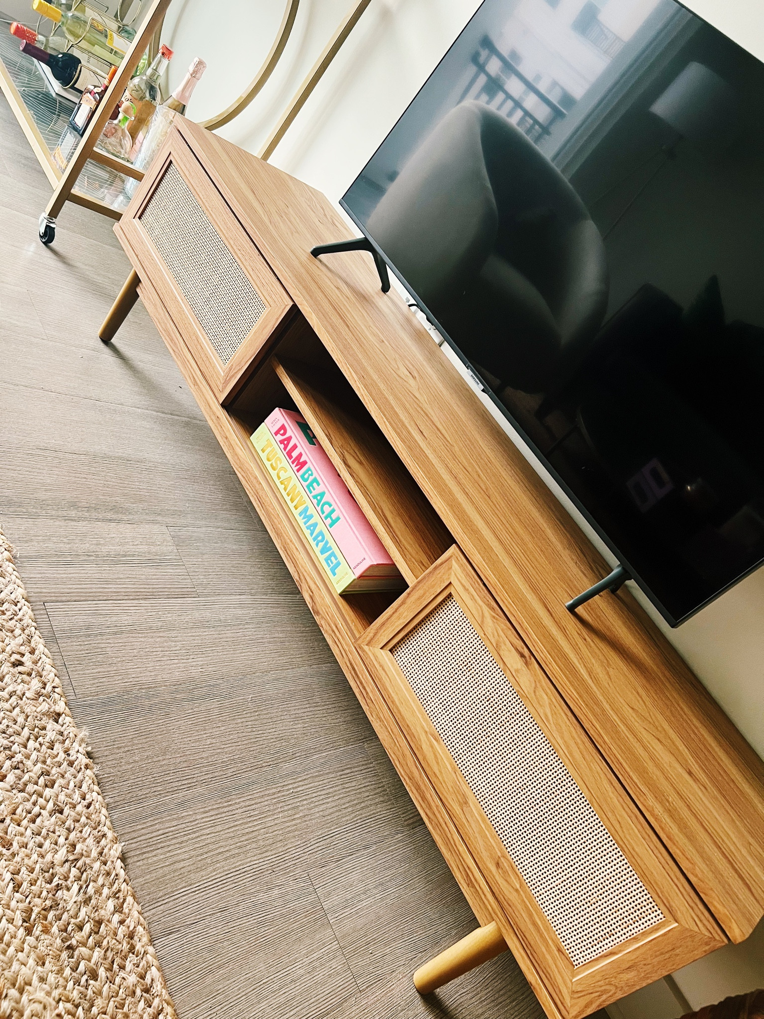 TV stand + accessories 🤸‍♀️