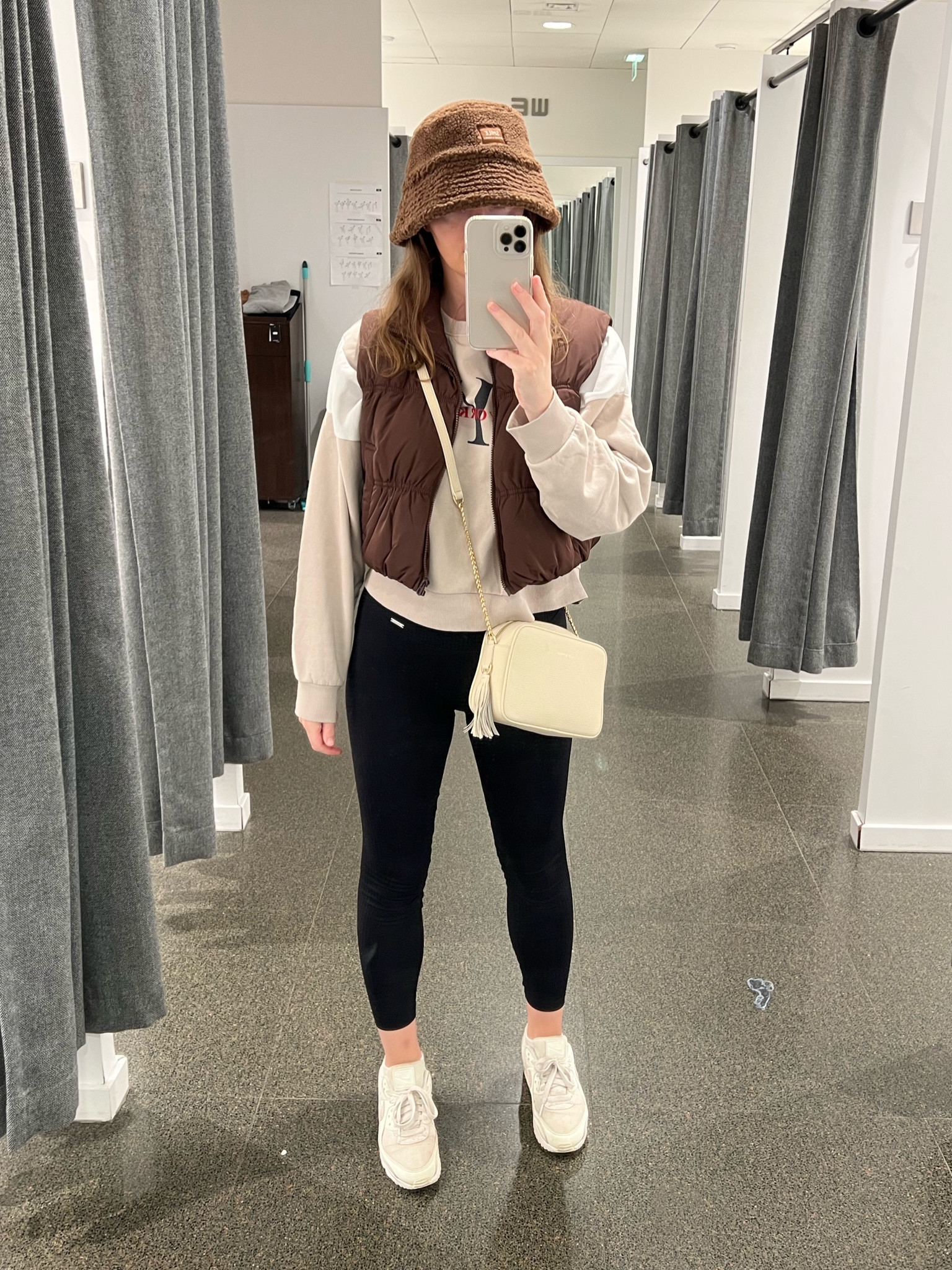 Herfst look 🍂🦔

Herfst outfit, najaar, autumn, fall, bruin tinten, bruintinten, neutraal, neutrale kleuren, aardetinten, aardekleuren, bodywarmer, legging, casual, comfortabel, sweater, nike air max, fluffy bucket hat, buckethat, hm, h&m, nederland, nederlands


#LTKSeasonal #LTKeurope #LTKstyletip