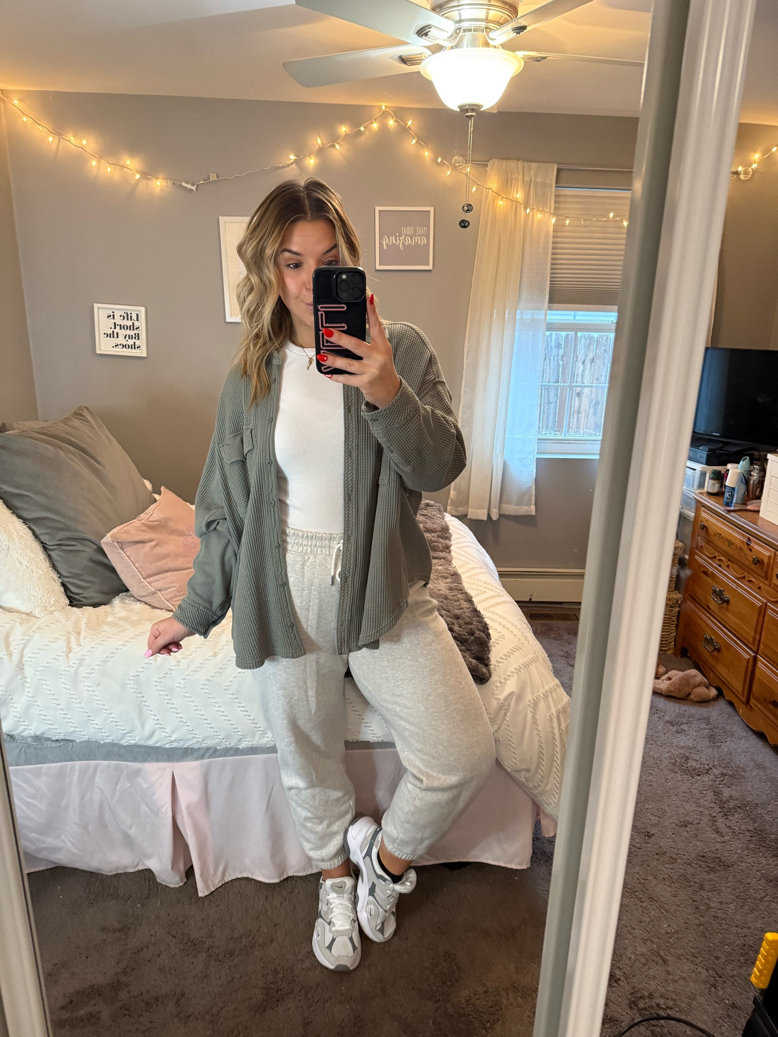 2 hour delay on a Friday, means elevated sweats. These Abercrombie sweatpants are the best 🤍 

#LTKSeasonal #LTKU #LTKStyleTip