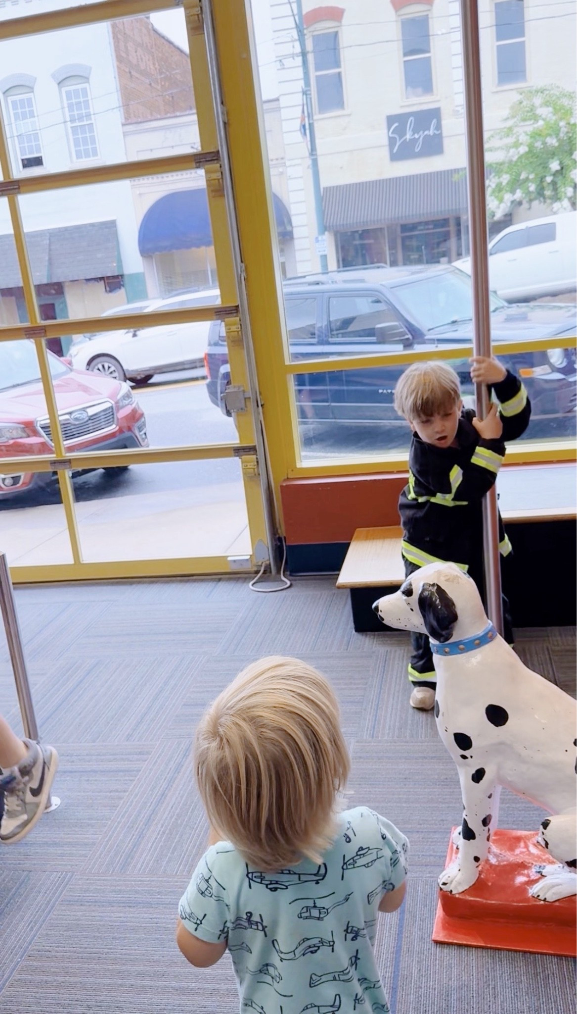 We just had the best time at a playdate with friends at the @kidsenses children’s museum in town ✨ - and yes, we officially re-upped our season passes 🎟️ so we will be coming here lots in the coming months, I’m sure!! 😍