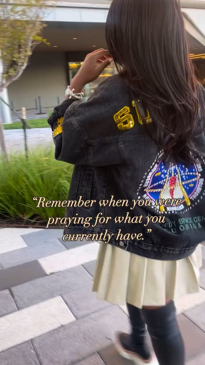 Take a moment to be grateful—not for how far you still have to go, but for how far you’ve already come. ❤️🙏🏾
•
•
#gratefullness #htxfashion #guruapproved #fallfashiontrends  #newhairwhodis