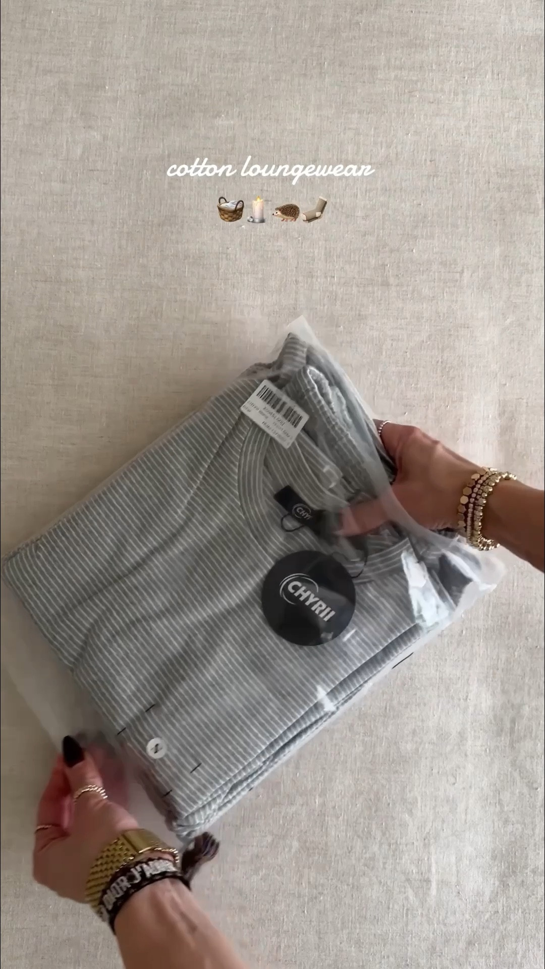 95%cotton.  soft. wide leg palazzo pants. fitte long sleeve shirt.  fremd soft and soooo cozy!!
#loungewear #chyrii