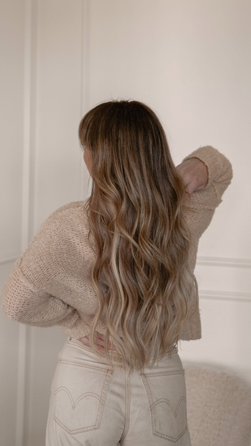 Nothing like an instant mood boost with @bellamihair 🤎
 I let go of tape-ins last year (best decision), but I still love having the option to add a little length + fullness when I’m in the mood—these clip-ins are perfect for that!

Finding the right shade can be tricky with highlights or lowlights, but the Rooted Highlight collection blends in so seamlessly. It’s all about the dimension.

Sharing my tips on styling/installing my #bellami 20” Caramel Latte Rooted Highlight clip-in extensions:
1. Tease for Grip: Gently tease the roots where you’ll clip in the extensions to give them a secure base to hold onto.
2. Layer Strategically: Start from the bottom and work your way up, clipping the largest wefts at the back and smaller ones near the sides for a natural blend.
3. Blend: Curl or straighten your natural hair and extensions together for a seamless finish.

Comment "HAIR" for a link sent straight to your DM.
. . .
#BeFullOfYourself #BellamiHair #BellamiPartner #befullofyourself  #beautifulextensionsofyou #beautifulextensionsofme
