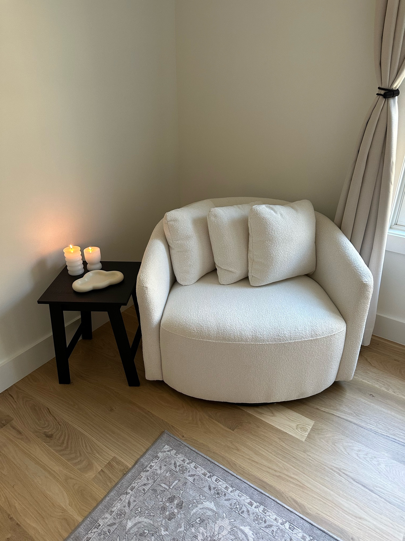 I cannot believe this designer inspired bouclè swivel chair is from @walmart — like are you kidding me?!? 🥲 plus it came overnight?! brb going to order more home decor finds from walmart! 🙌🏽

#walmartpartner #walmart #walmartfinds #walmarthome walmart must haves, walmart favorites, walmart best sellers, walmart furniture finds, boucle chair, swivel chair, viral walmart finds, designer inspired chair, neutral aesthetic, neutral home decor, home furnishings, affordable furniture, beautiful by Drew Barrymore 

#LTKMostLoved #LTKfindsunder50 #LTKhome