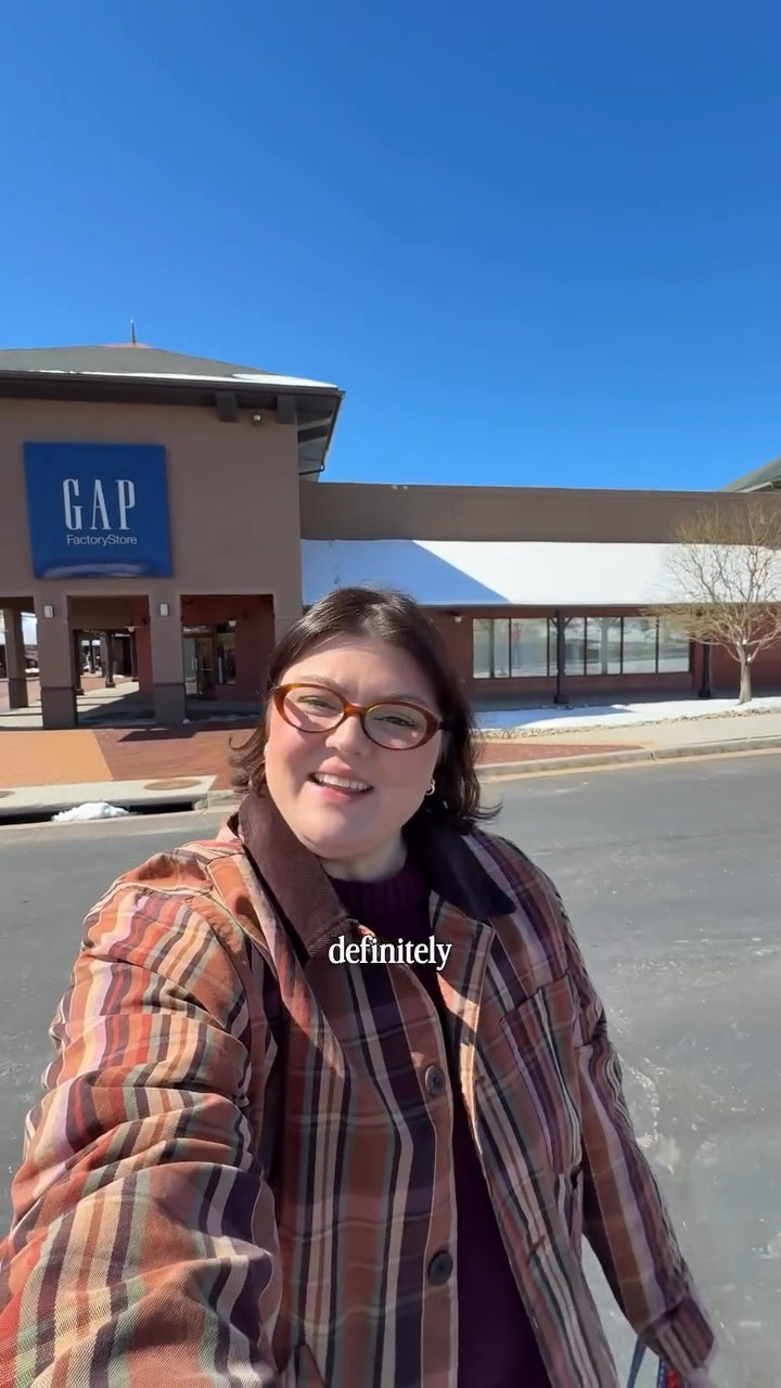 are we sleeping on @gapfactory ?!👖🛍️

on today's episode of trying things in my 30s girl we are overcoming our anxiety of dressing rooms ok 😅 the more stores we go to, the less anxious trying on clothes in store makes me woo!! Honestly go on weekday morning when no one else is there that really helped 💁🏻‍♀️ 

if you want a haul of everything I got let me know-I love the pull on barrel pants the most! 

#instoretryon #tryon #plussizefashion #midsize #tryonhaul