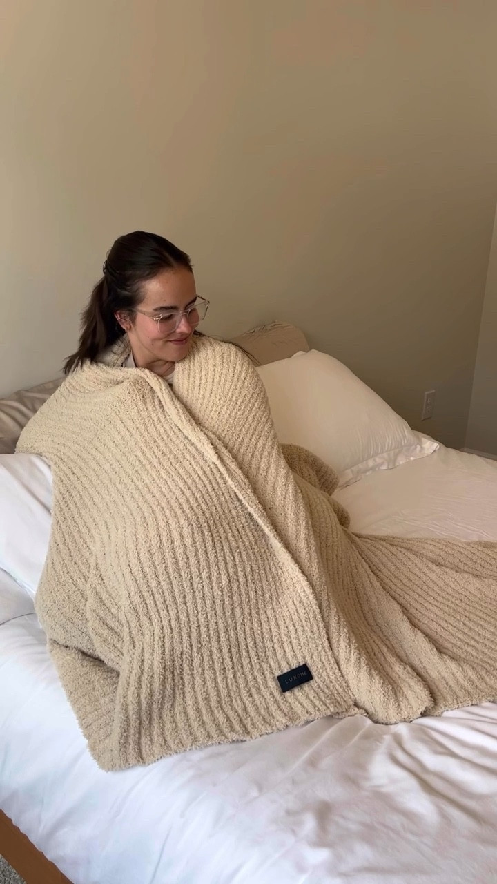 Ultra plush throw shade dune 🧸

#LTKHome #LTKSeasonal #LTKVideo
