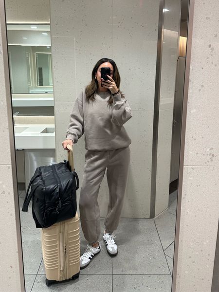 Travel outfit ✈️ sweat set is on SALE! The comfiest material and super oversized. I’m wearing a small in sweatshirt and sweatpants 






Airport outfit
Athleisure outfit
Comfy outfit 
Lounge outfit 

#LTKsalealert #LTKtravel #LTKstyletip