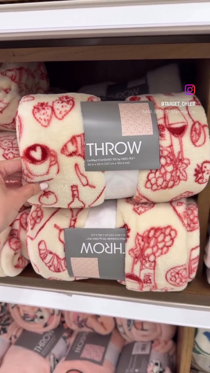 New cute throw blankets from Target 🎯




•
Target finds, Affordable finds, Home Decor, Dorm Room

#LTKHome #LTKmomlife