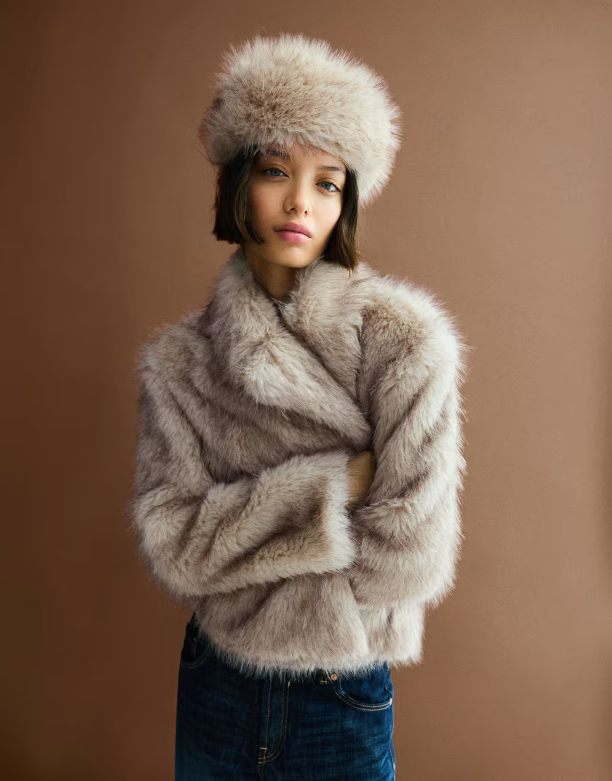 Bershka Fuzzy beret in ecru-White | ASOS (Global)