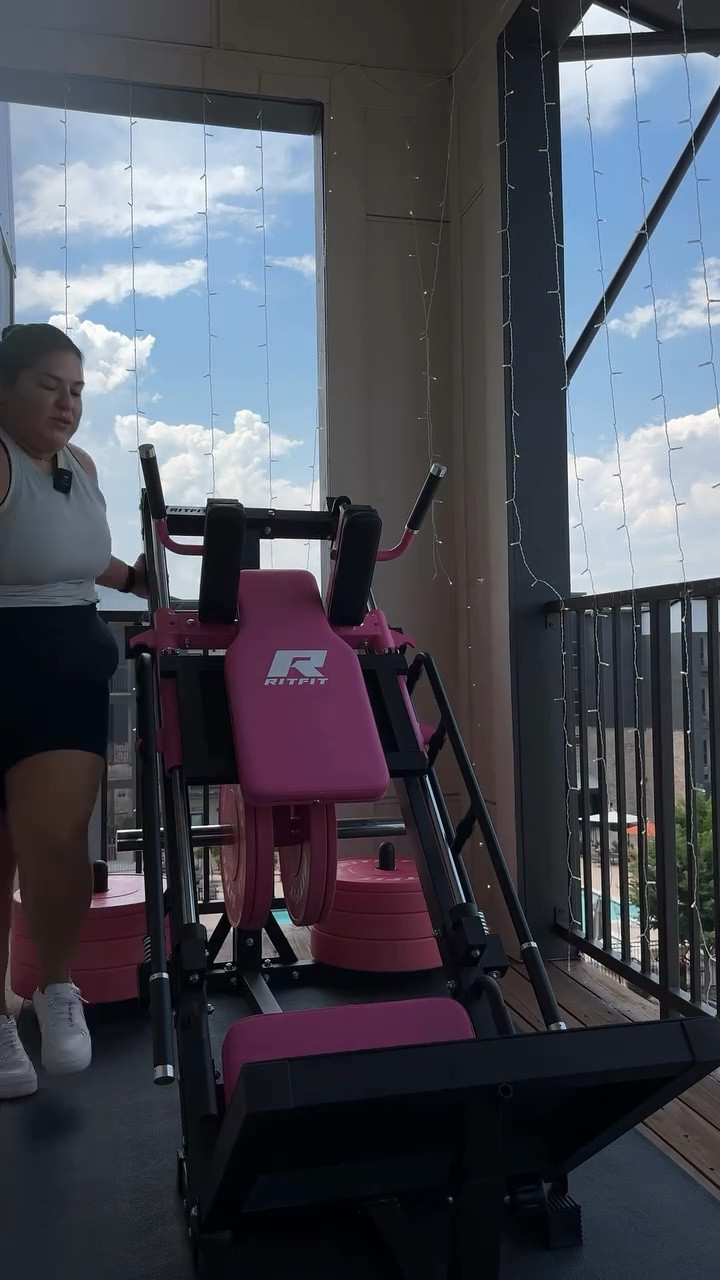 ME: just casually hack squatting

THE BEE 🐝: and i took that personally

Had a little menty b last week and didn’t make it to the gym much, so having this @ritfit.sports hack squat/leg press setup on the balcony came in real handy. Even though the bee caused a casual crash out moment, still got work done.

Mental health lifts still count 💅🏼

(Machine is linked in my bio 🫶🏼)
#ritfit #homegym #hacksquats #homegymmakeover #fitnessforeverybody #vlog