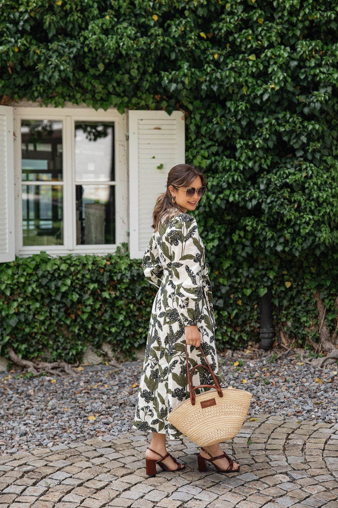 Sommerlook mit Midikleid, Basttasche und Sandaletten

#LTKeurope #LTKmidsize #LTKkleider
