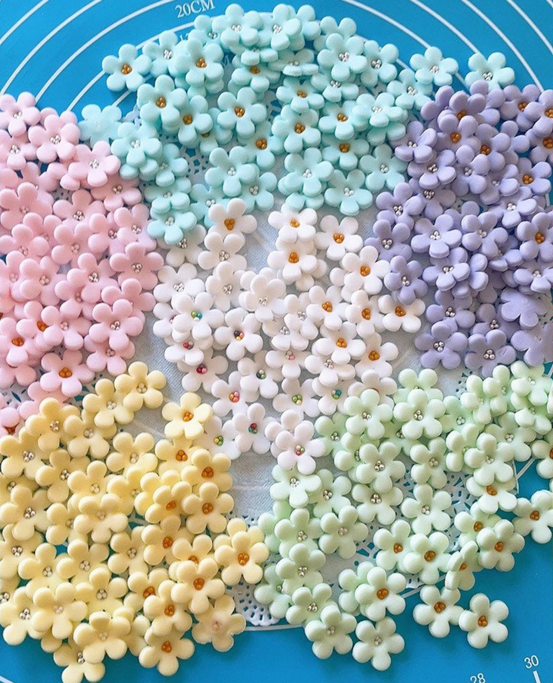 50 pcs Fondant flower cake topper/ daisy cake topper/blossom cake topper/ flower cupcakes topper ... | Etsy (US)