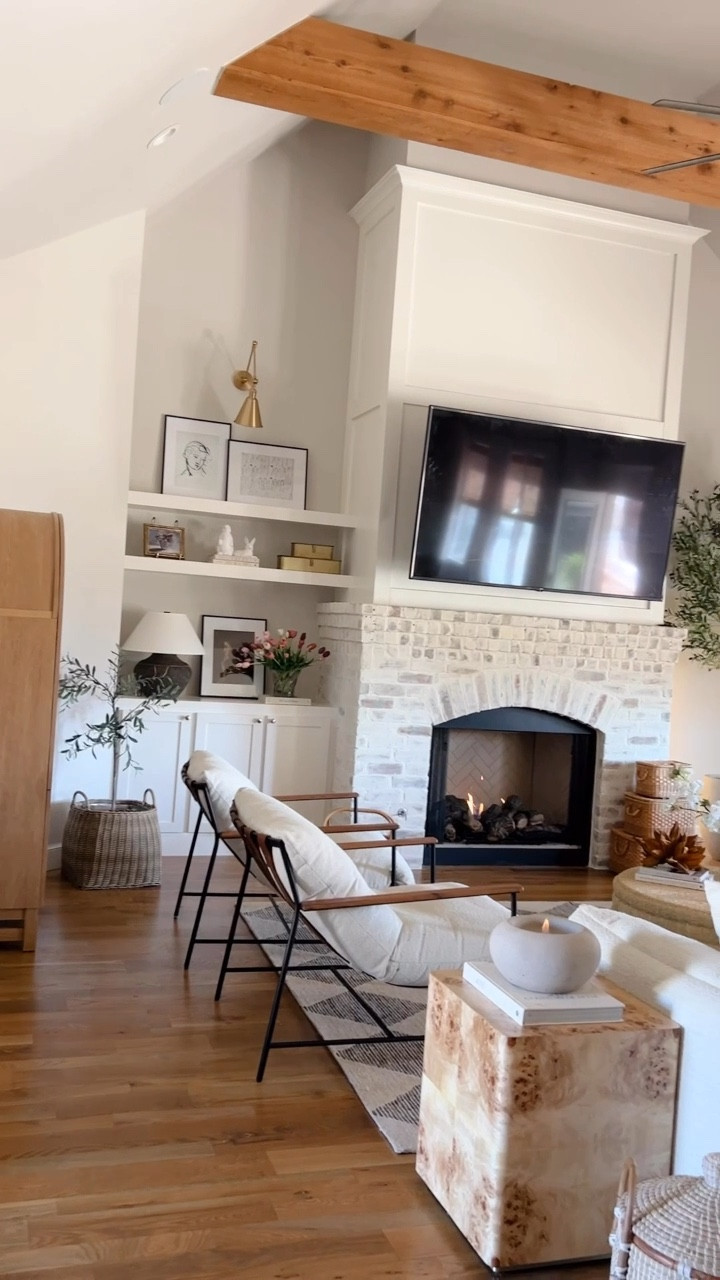 Living room inspo #springdecor #ltkhome #livingroom #livingroomdecor #easter 

#LTKHome #LTKSeasonal #LTKSpringSale