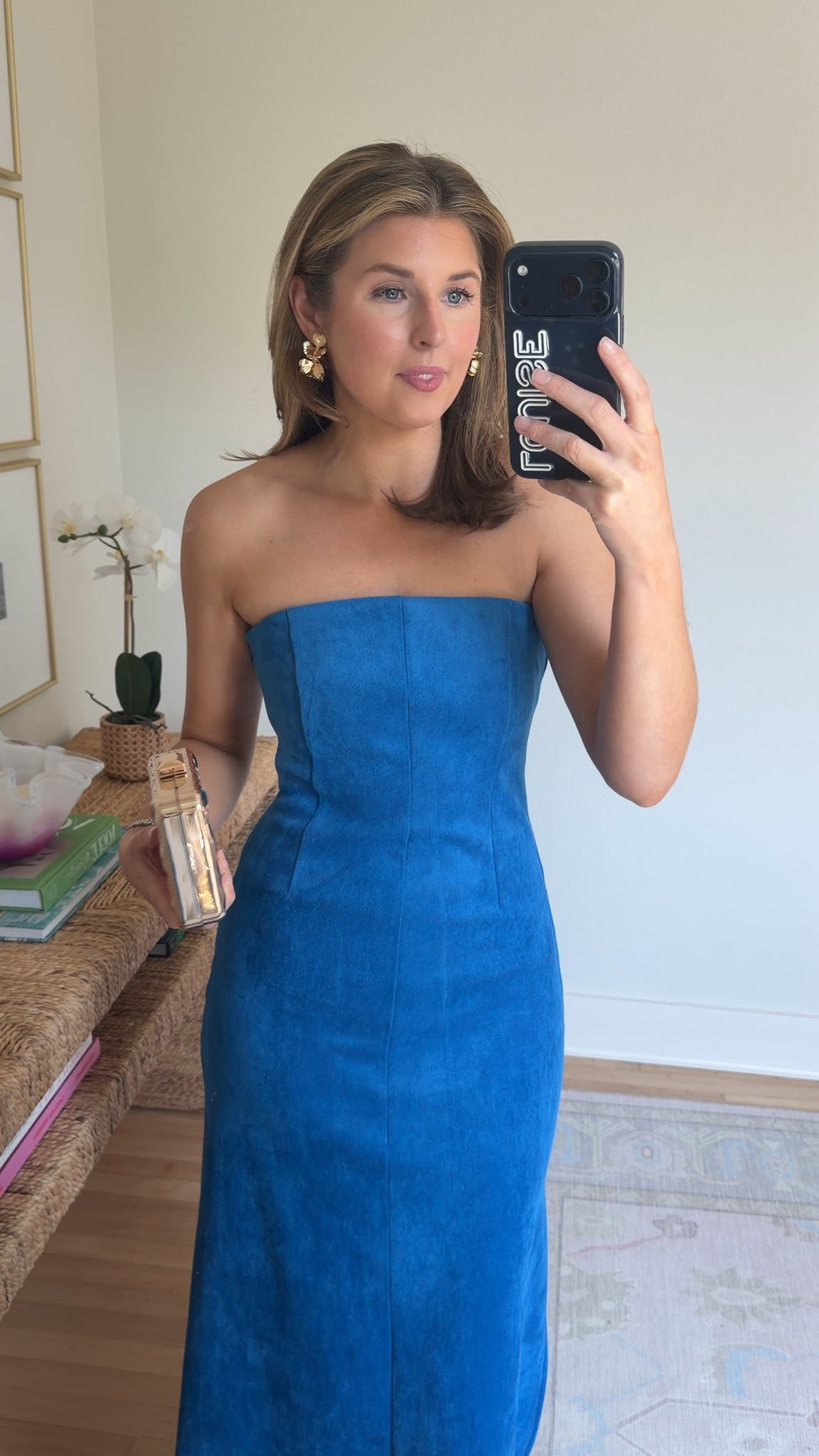 Chic blue suede midi! Wearing a S