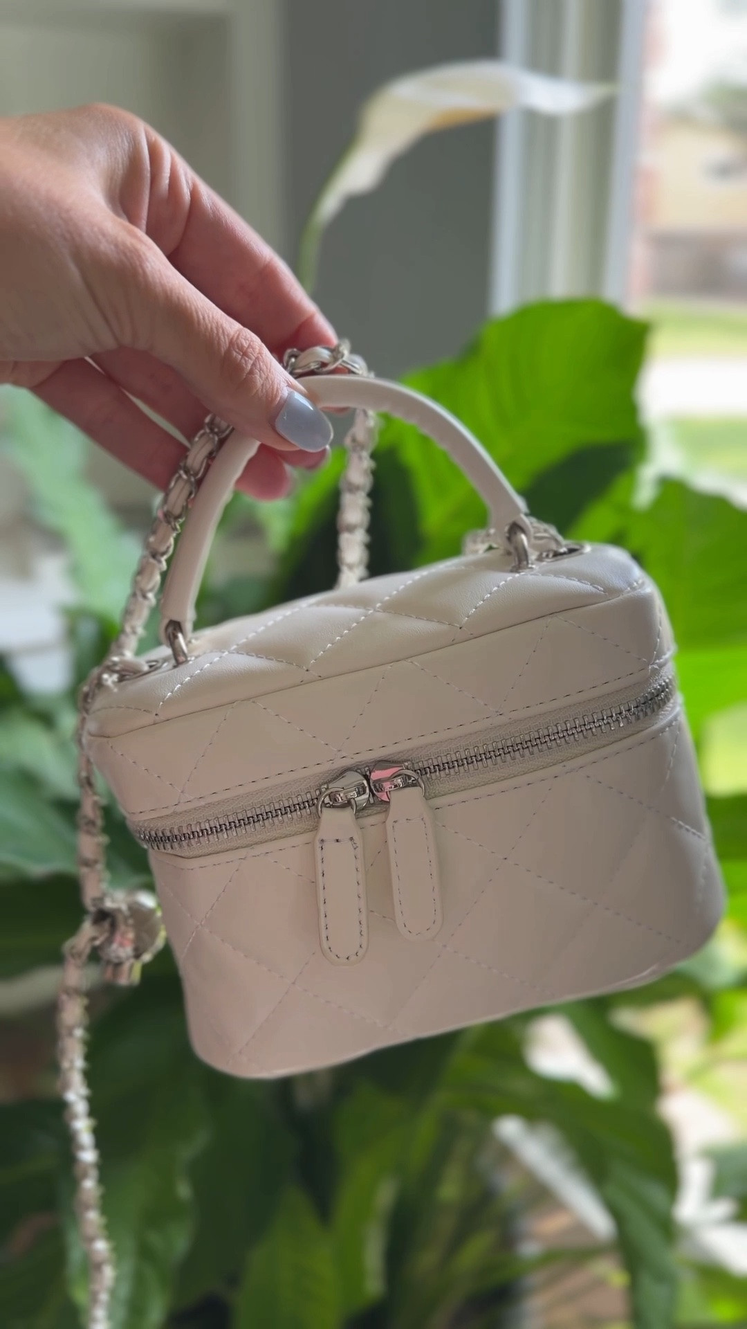 The cutest little bag

#LTKootd #LTKOver40 #LTKSeasonal