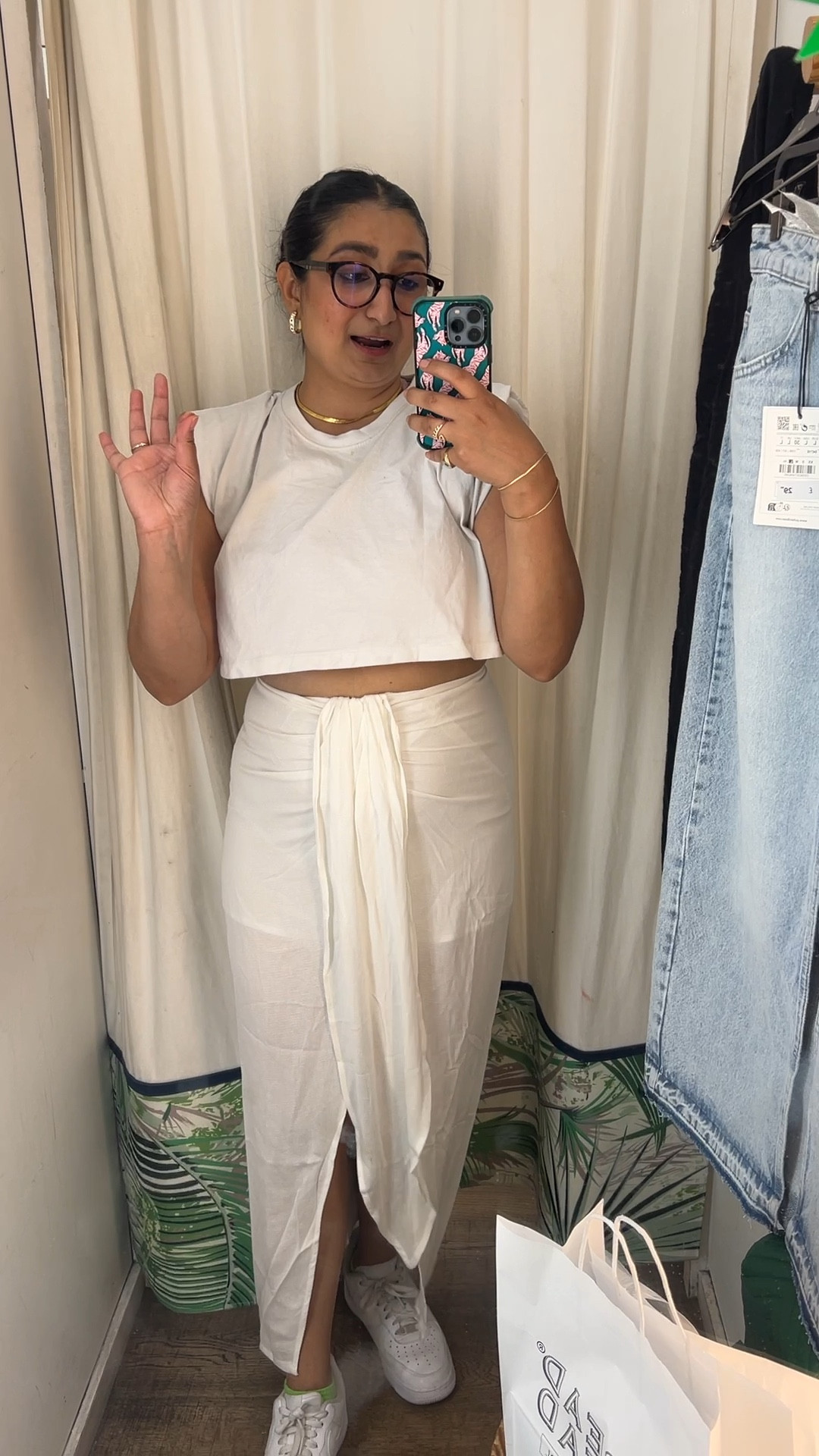 As a big bellied woman, I always need to see what products look like on the side. This skirt makes me feel confident and is so flattering on me. Order on the app today and get it for £20 only! 