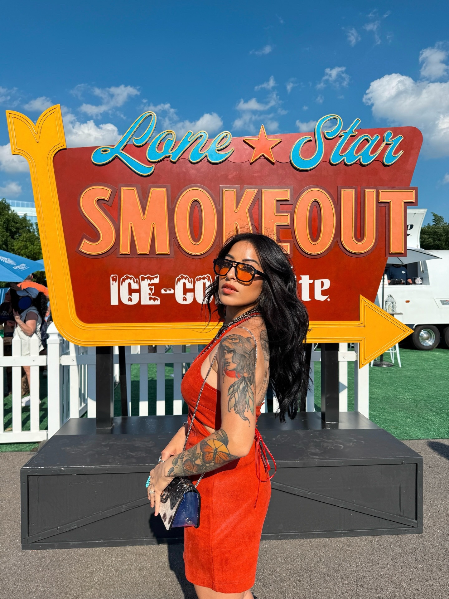 Day 1 of Lone Star Smokeout 🤠 in @luckyandblessed_official. A little shopping, light drinks, BBQ, and way too many selfies 📸

And the cherry on top? Shaboozey on stage… honestly the perfect start to the weekend. Who’s coming day two? 🎶 

#lonestarsmokeout #countrymusicfestival #countryconcert #countryconcertoutfit #westernfashioninfluencer @lonestarsmokeout