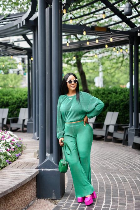 AKAversary loading… 💕💚

I love a comfy two-piece pants set - don’t you? And this plisse material has a bit of light shimmer, elevating it a bit and making it perfect for all the holiday parties and celebrations. 💚 Get the look: 

#LTKHoliday #LTKfindsunder50 #LTKover40