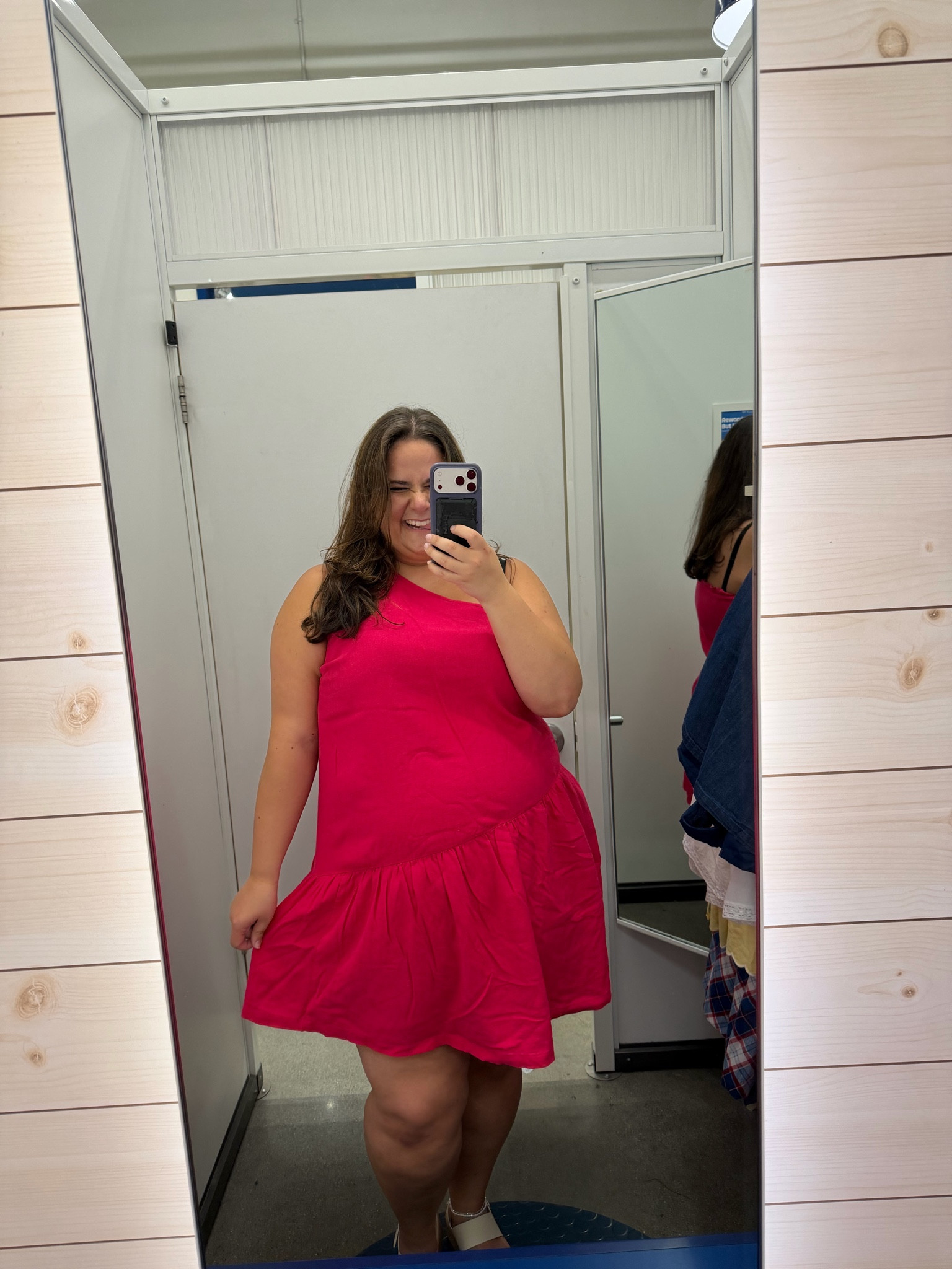 Plus size friendly dress from old navy wearing a 2x