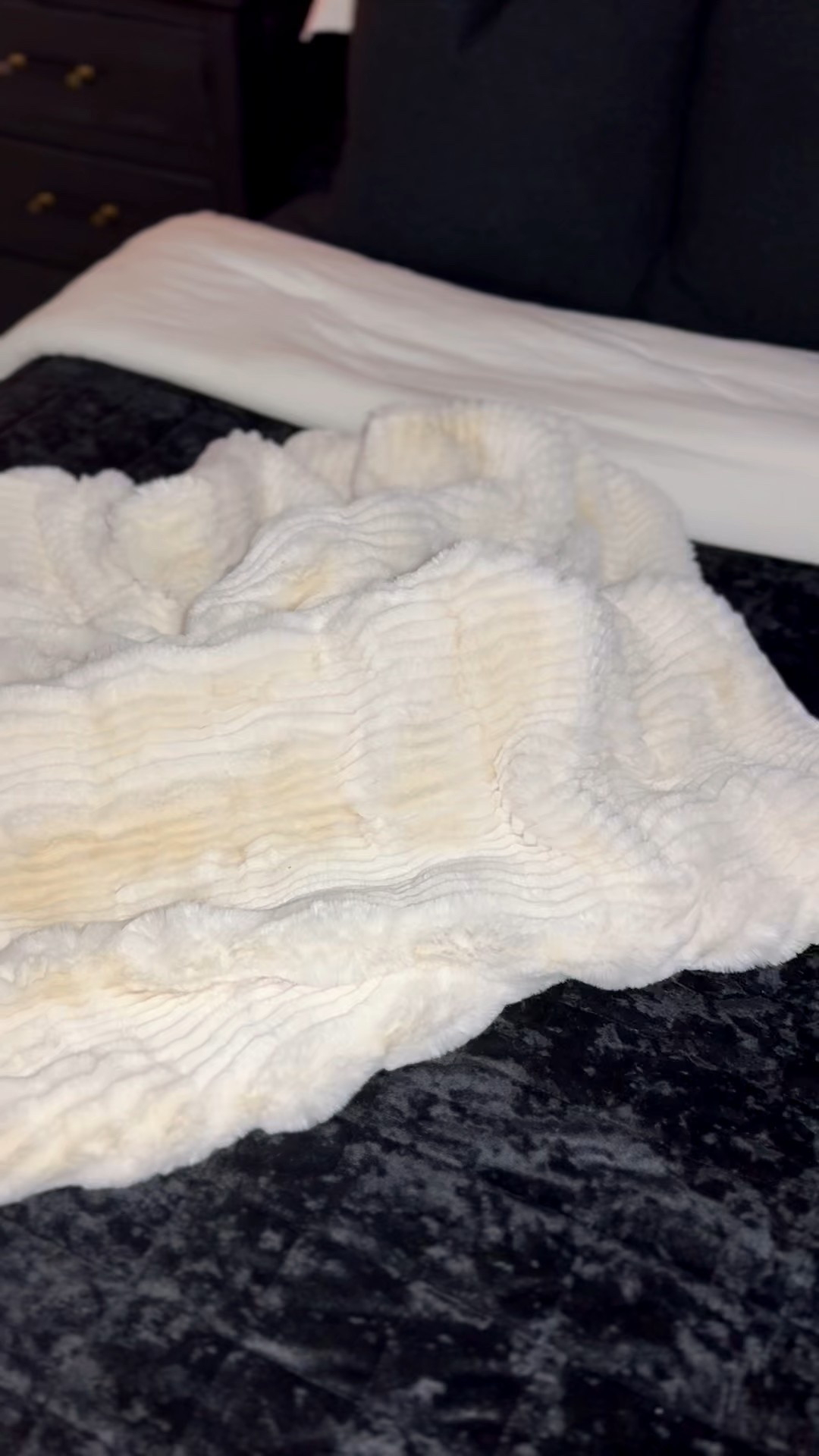 Plush bedding 🖤🤍

#LTKHome #LTKSaleAlert #LTKFindsUnder100