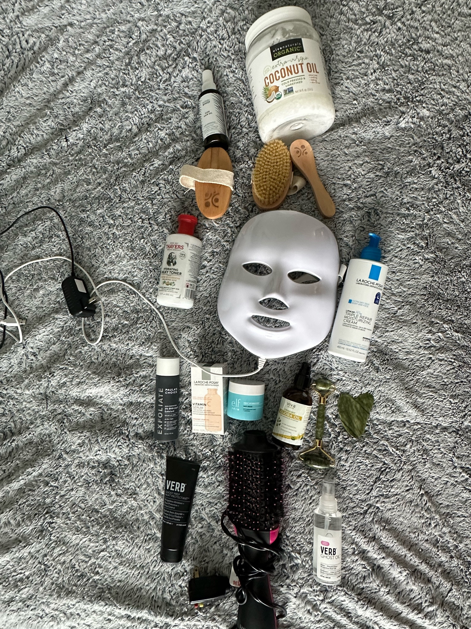 👩🏽‍🚀my weekly reset routine!products🧖🏽‍♀️the video on how I use these are on my IG & TikTok✨⤵️

1️⃣ Hair Oil: Bondi boost elixir oil + Viva Naturals coconut oil @BondiBoost 
2️⃣ Dry brush entire body 
3️⃣ Shower (lmk if u want me to do another video on my shower products)
4️⃣ Skincare: Thayer’s milky toner + LED face mask for 20 mins + lotion body + Paula's Choice 2% BHA Liquid Exfoliant 2x/week + la roche-posay vit C Serum + e.l.f. Holy Hydration! Face Cream + gua sha/jade routine roll with @vivanaturals jojoba oil 
5️⃣ Haircare: Verb heat protectant + Revlon hot brush + Verb ghost hair oil 

‼️most of these products are gifted - post what brands u use ladies u never know who will send u stuff🎁